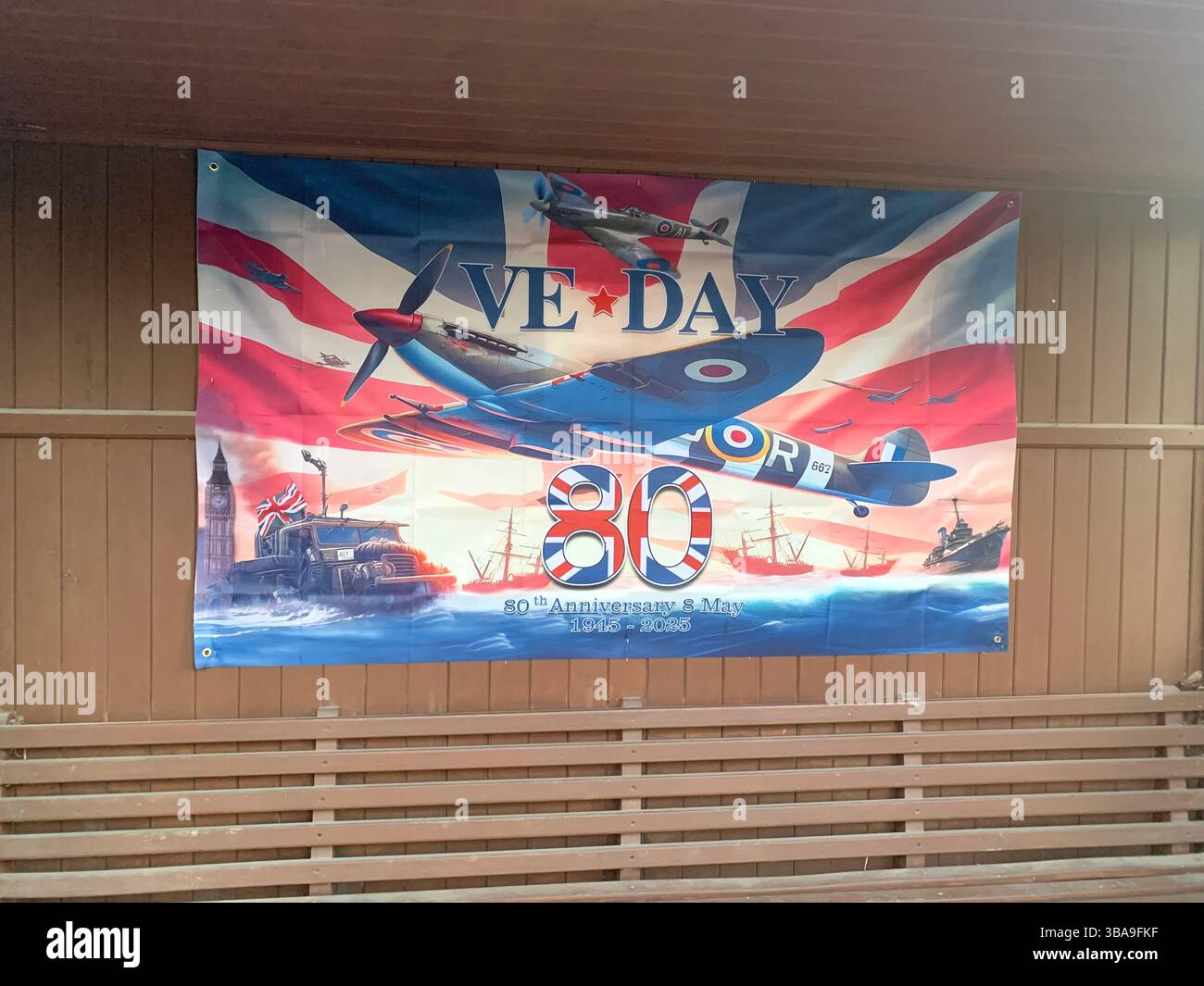 Menschen essen in einer Kneipe essen Essen Soldaten Militärplakat Kriegsflagge 80 Jahre Tag Veranstaltung Flaggen feiern das Ende des Krieges - Smartphone-aufgenommenes Stockfoto