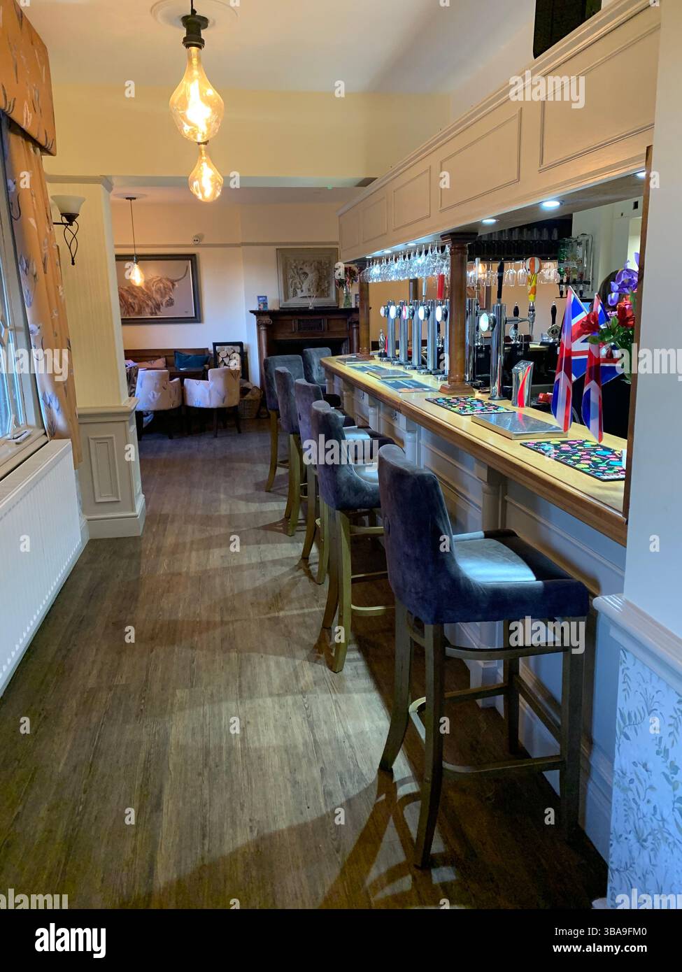 Menschen essen in einer Kneipe essen Essen Soldaten Militärplakat Kriegsflagge 80 Jahre Tag Veranstaltung Flaggen feiern das Ende des Krieges - Smartphone-aufgenommenes Stockfoto