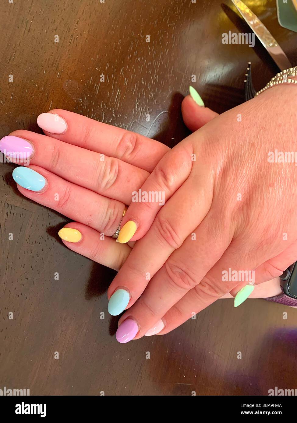 Hände Nägel lackiert farbig glänzend gekreuzte Dame Damen hübsch aussehen Finger Finger hell sauber schöne Show zeigt Ansicht poliert - Smartphone-aufgenommenes Stockfoto