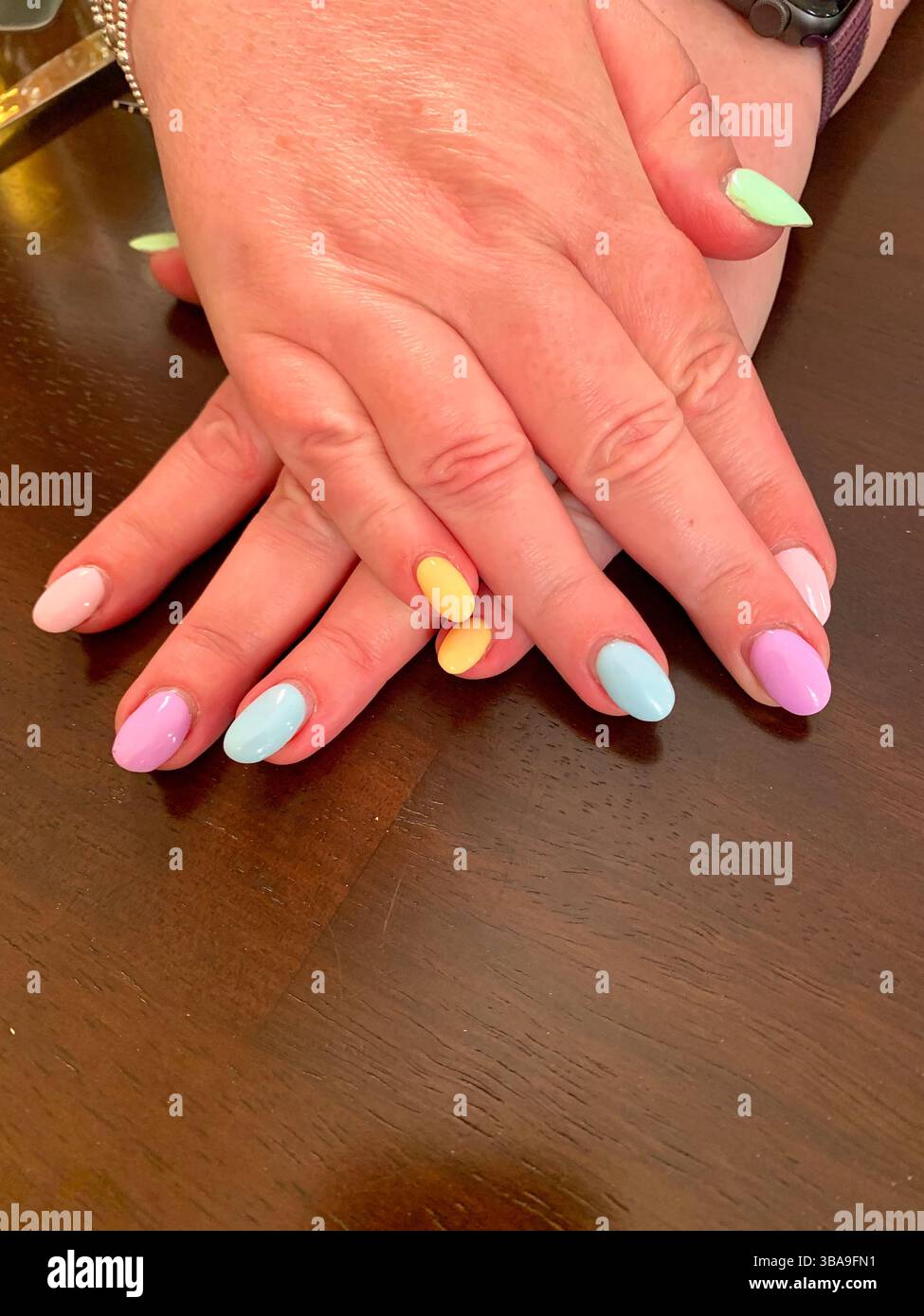 Hände Nägel lackiert farbig glänzend gekreuzte Dame Damen hübsch aussehen Finger Finger hell sauber schöne Show zeigt Ansicht poliert - Smartphone-aufgenommenes Stockfoto