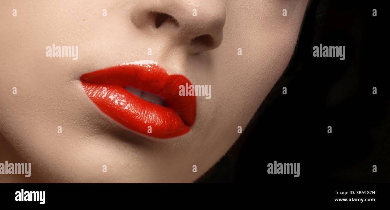 Lippen mit rotem Lippenstift. Rote Lippen Make-up-Details. Lippenstift in schöner Farbe oder in glänzender Nahaufnahme Stockfoto