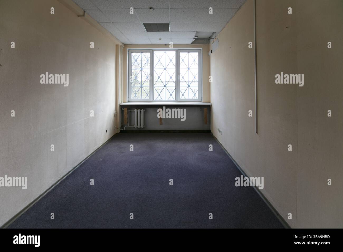 Leeres Zimmer mit beigefarbenen Wänden Stockfoto