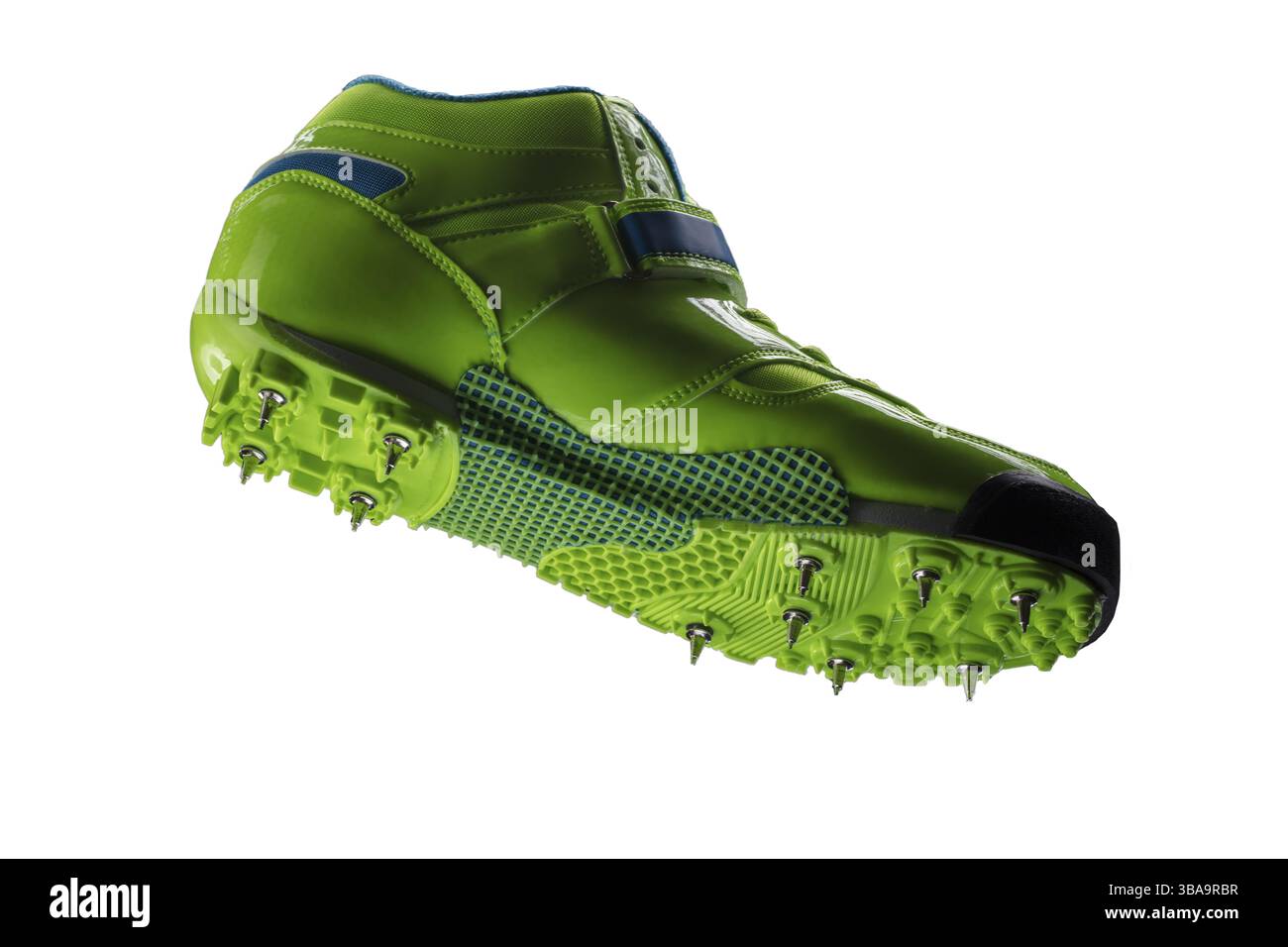 Glänzend grüne Turnschuhe mit Spikes auf weißem Hintergrund. Trainer Stockfoto