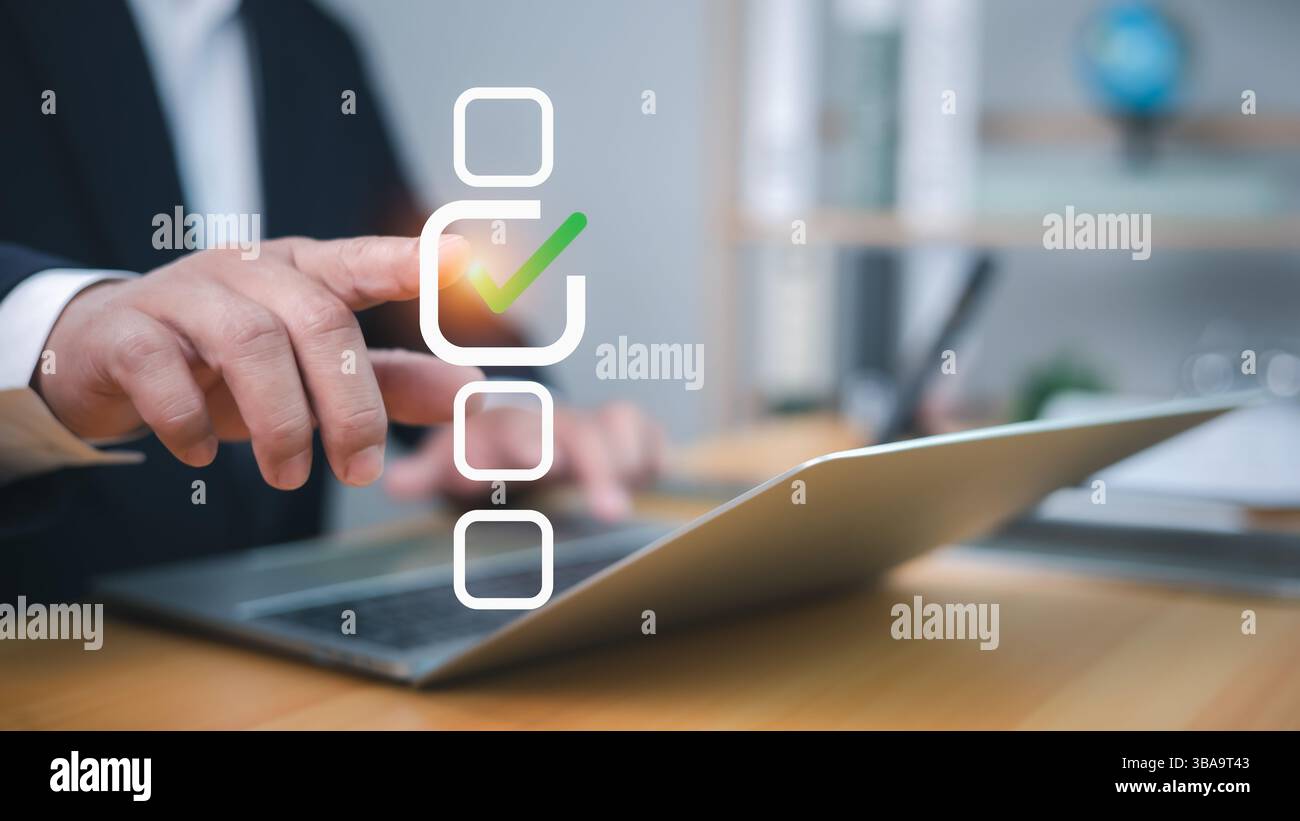 Geschäftsmann Häkchen Sie das richtige Zeichen, um die Checkliste für Dokumente oder Projekte, die Zertifikatsanmeldung, Qualitätsmanagement und -Sicherung, die Zertifizierung für Unternehmen zu genehmigen Stockfoto