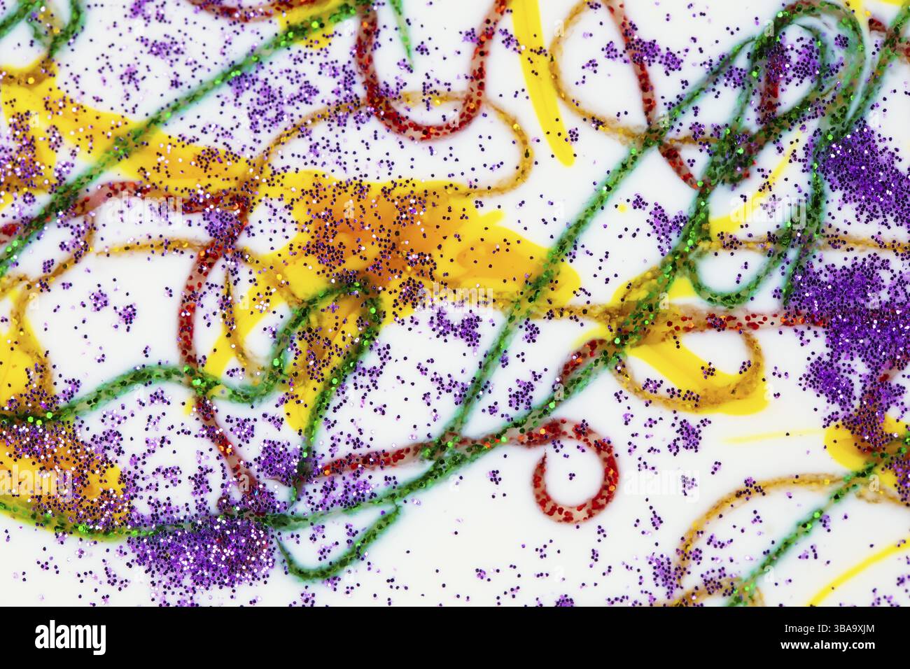 Auf weißem Hintergrund, Farbflecken und farbige Streifen von Glitzern. Abstrakter festlicher Hintergrund Stockfoto