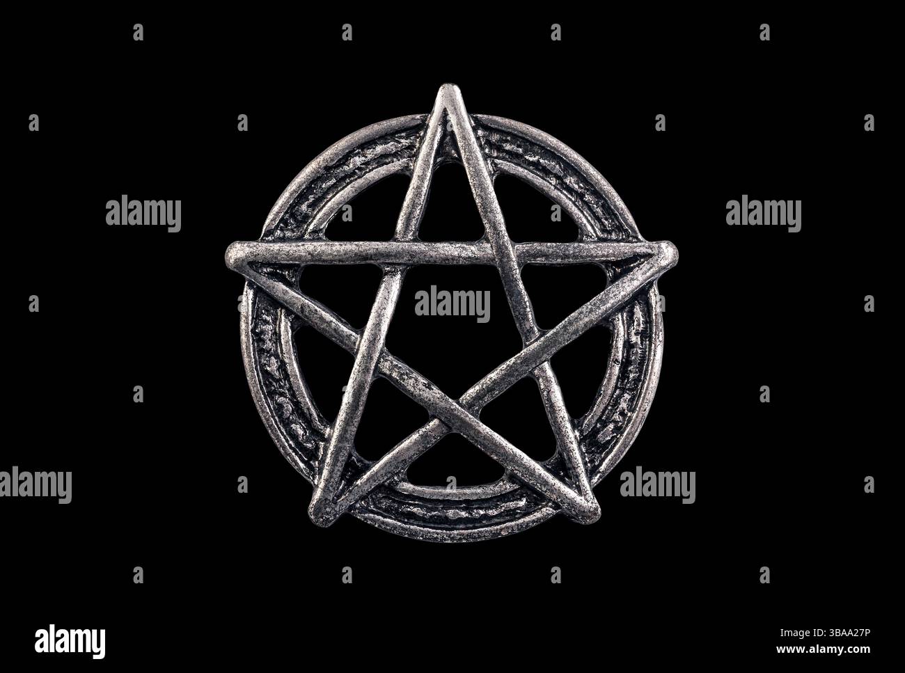 Metall-Pentagramm-Symbol auf schwarzem Hintergrund mit Beschneidungspfad isoliert Stockfoto