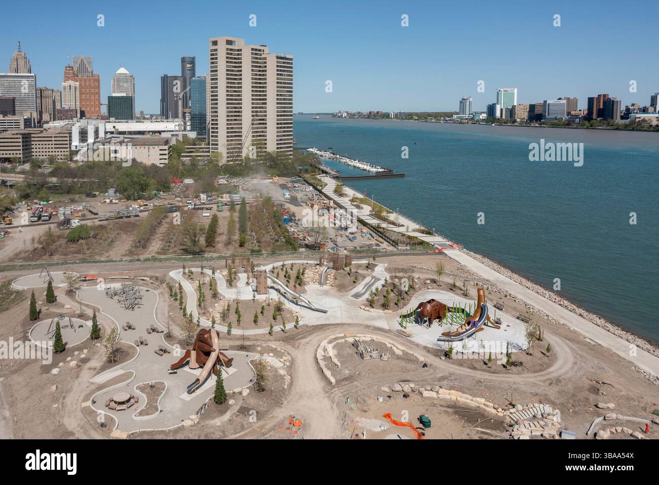 Detroit, Michigan - Bau des neuen 22 Hektar großen Ralph C Wilson Centenntial Park am Westufer von Detroit. Stockfoto