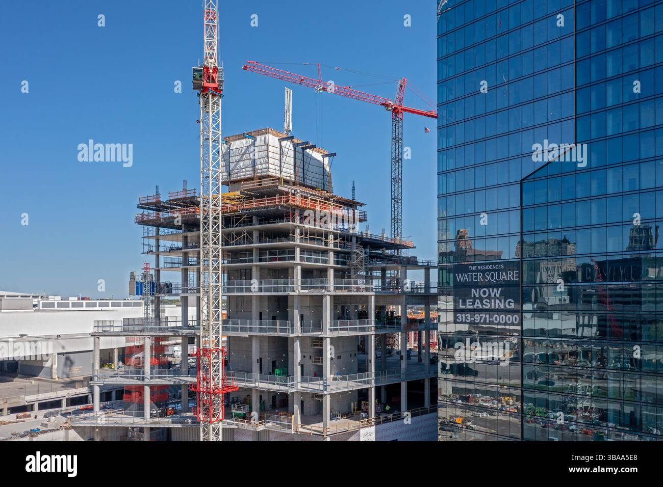 Detroit, Michigan - Bau des 25-stöckigen JW Marriott Detroit Water Square Hotels. Das Gebäude befindet sich zwischen dem Huntington Place Conventon Center Stockfoto