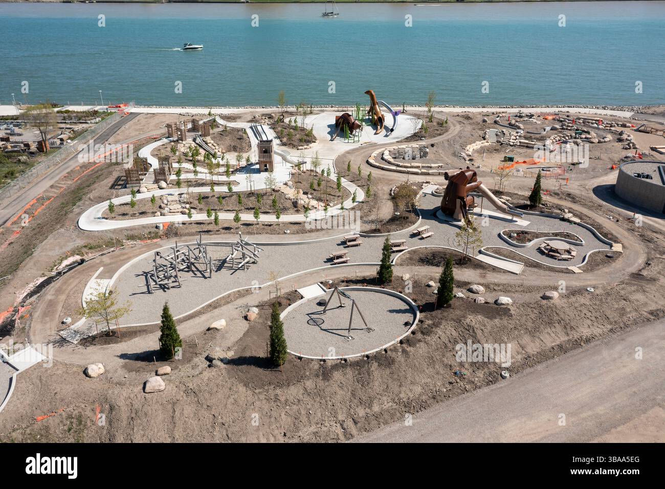 Detroit, Michigan - Bau des neuen 22 Hektar großen Ralph C Wilson Centenntial Park am Westufer von Detroit. Stockfoto