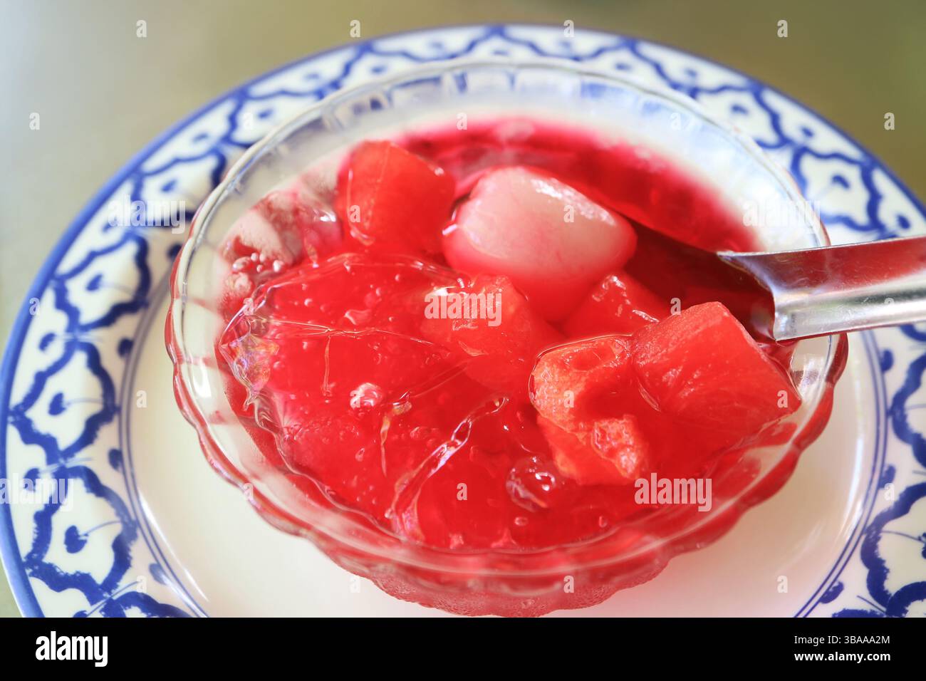 Eisgelee mit Früchten, eine südliche thailändische Jelly Feigensamengelee namens O-aew mit frischen Früchten Stockfoto