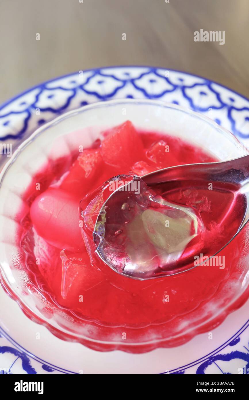 Nahaufnahme von Jelly Feigenfrucht's Jelly, einem südthailändischen Dessert namens O-aew mit frischem Obst Stockfoto