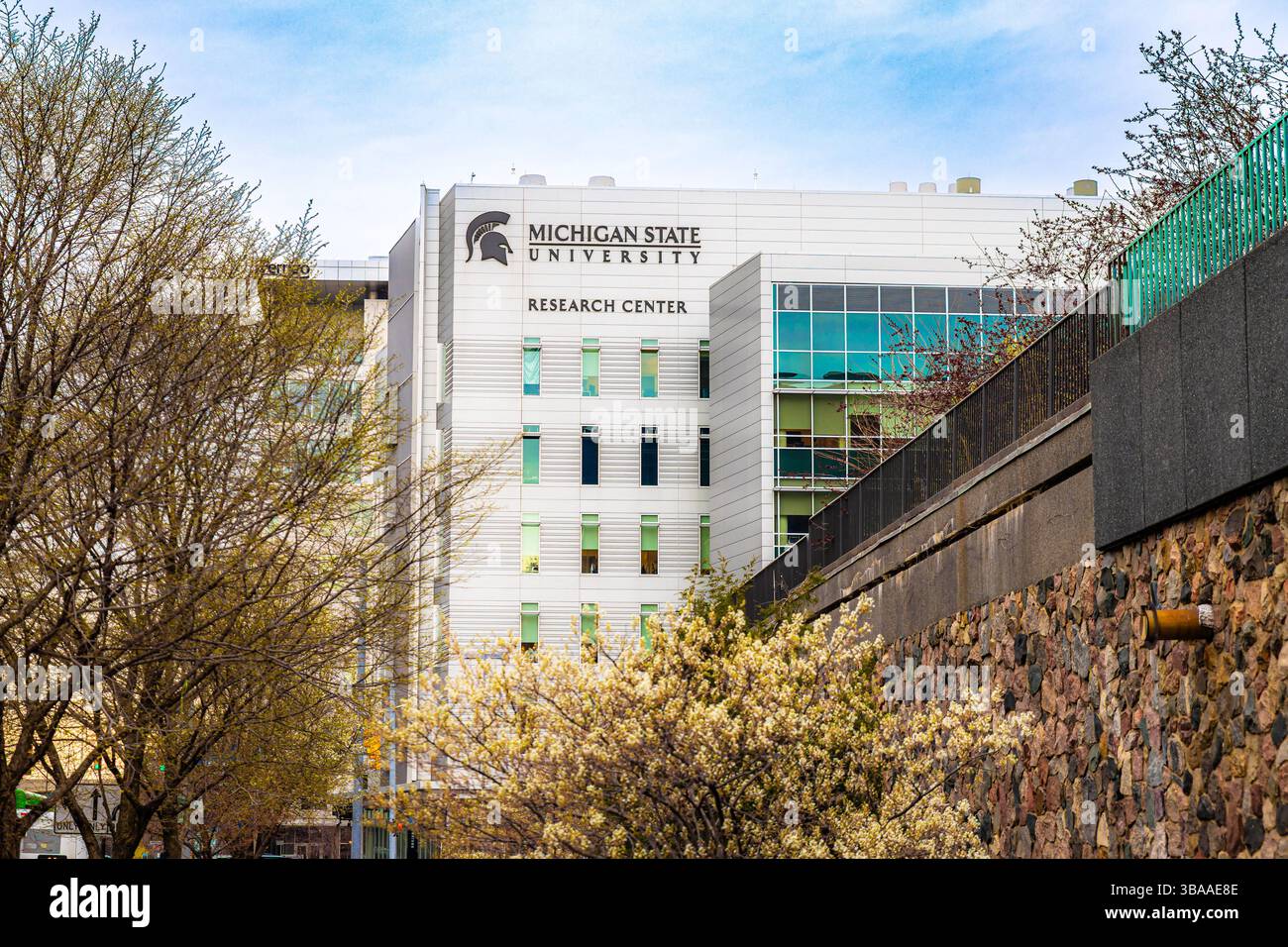 Grand Rapids, MI, USA - 23.04.2025: Foto des Michigan State University Research Center in Grand Rapids Michigan mit moderner akademischer Architektur Stockfoto