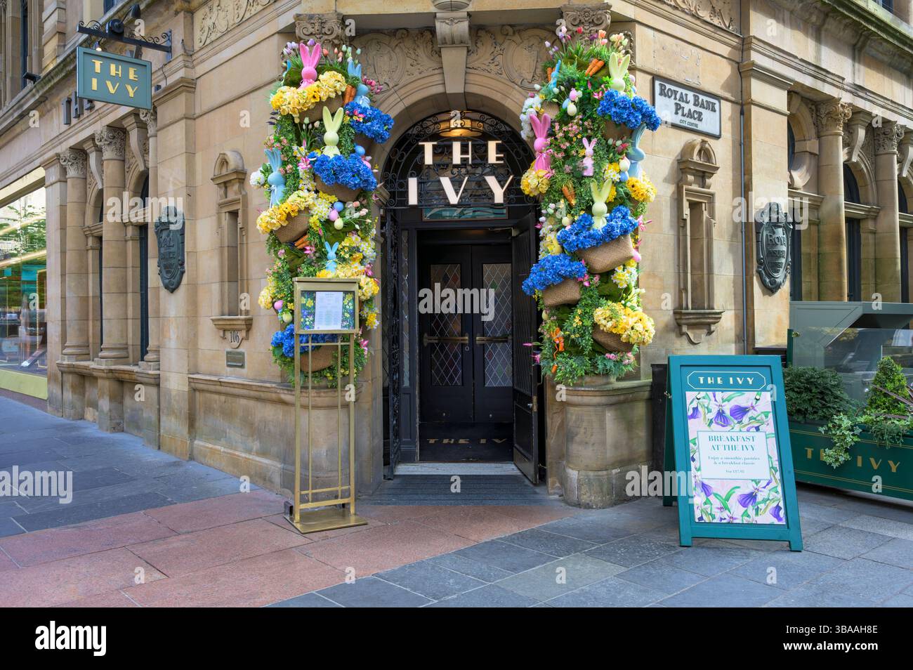 Das Ivy Restaurant dekoriert zu Ostern, Buchanan Street, Glasgow, Schottland, Großbritannien, Europa Stockfoto