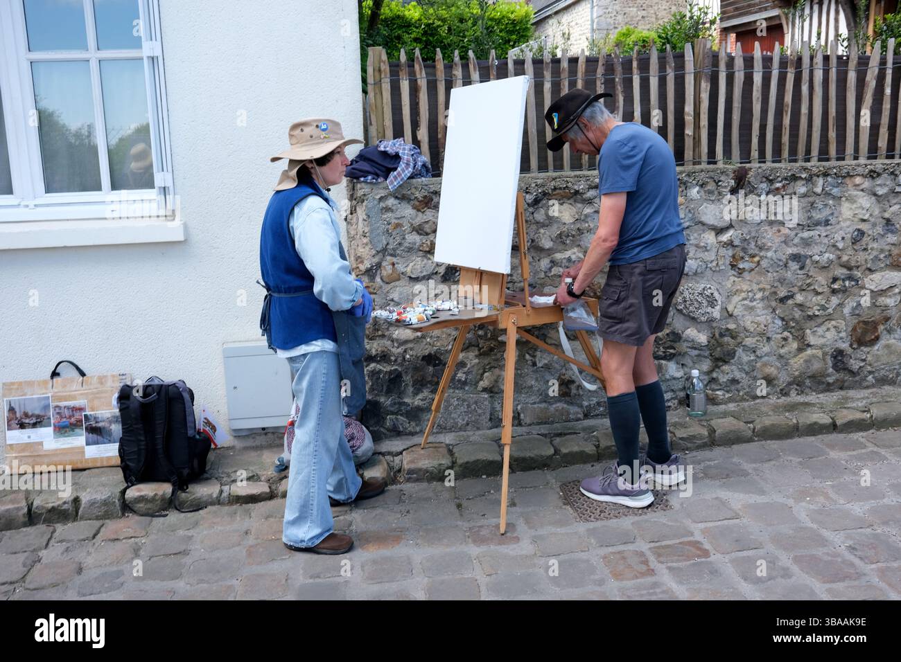 Künstler arbeiten in der Straße von Honfleur, Normandie, Frankreich. Stockfoto