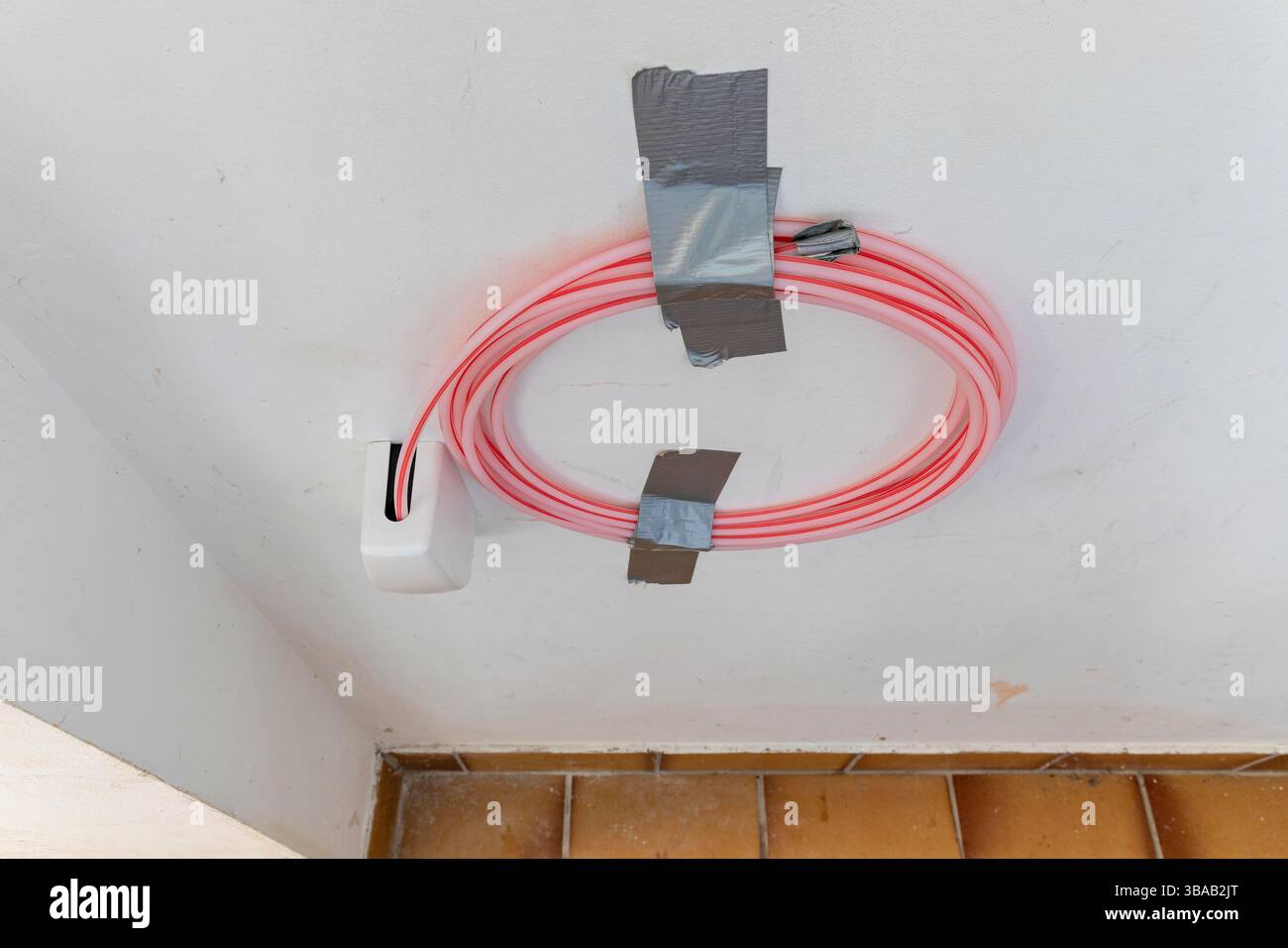 Neu verlegter Glasfaserhausanschluss im Untergeschoss eines älteren Wohnhauses Stockfoto Neu verlegter Glasfaserhausanschluss im Untergeschoss eines älteren Wohnhauses Stockfoto