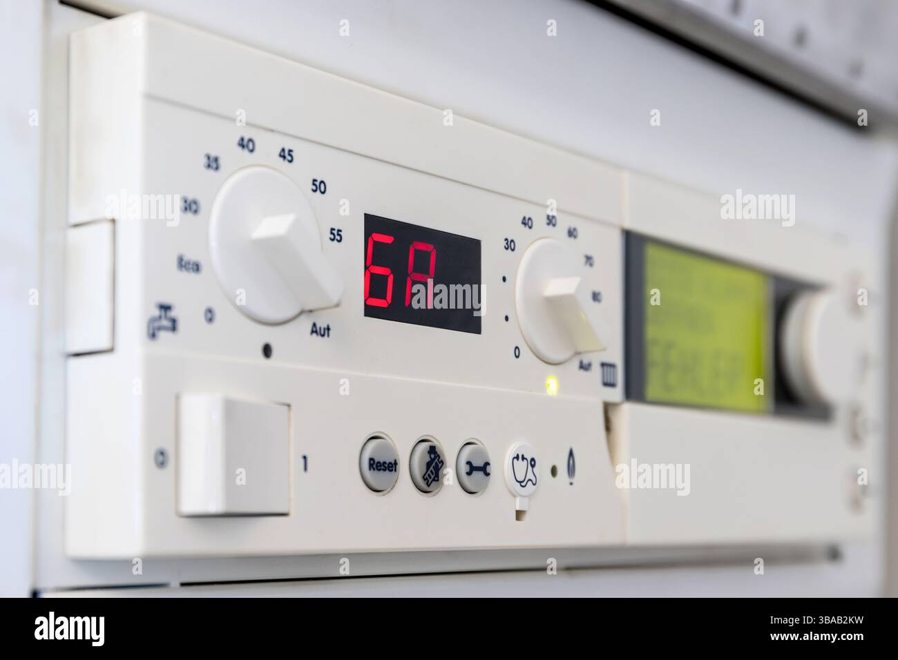 Deutsche Fehlermeldung an der Steuereinheit eines Brennwertgaskessels Stockfoto