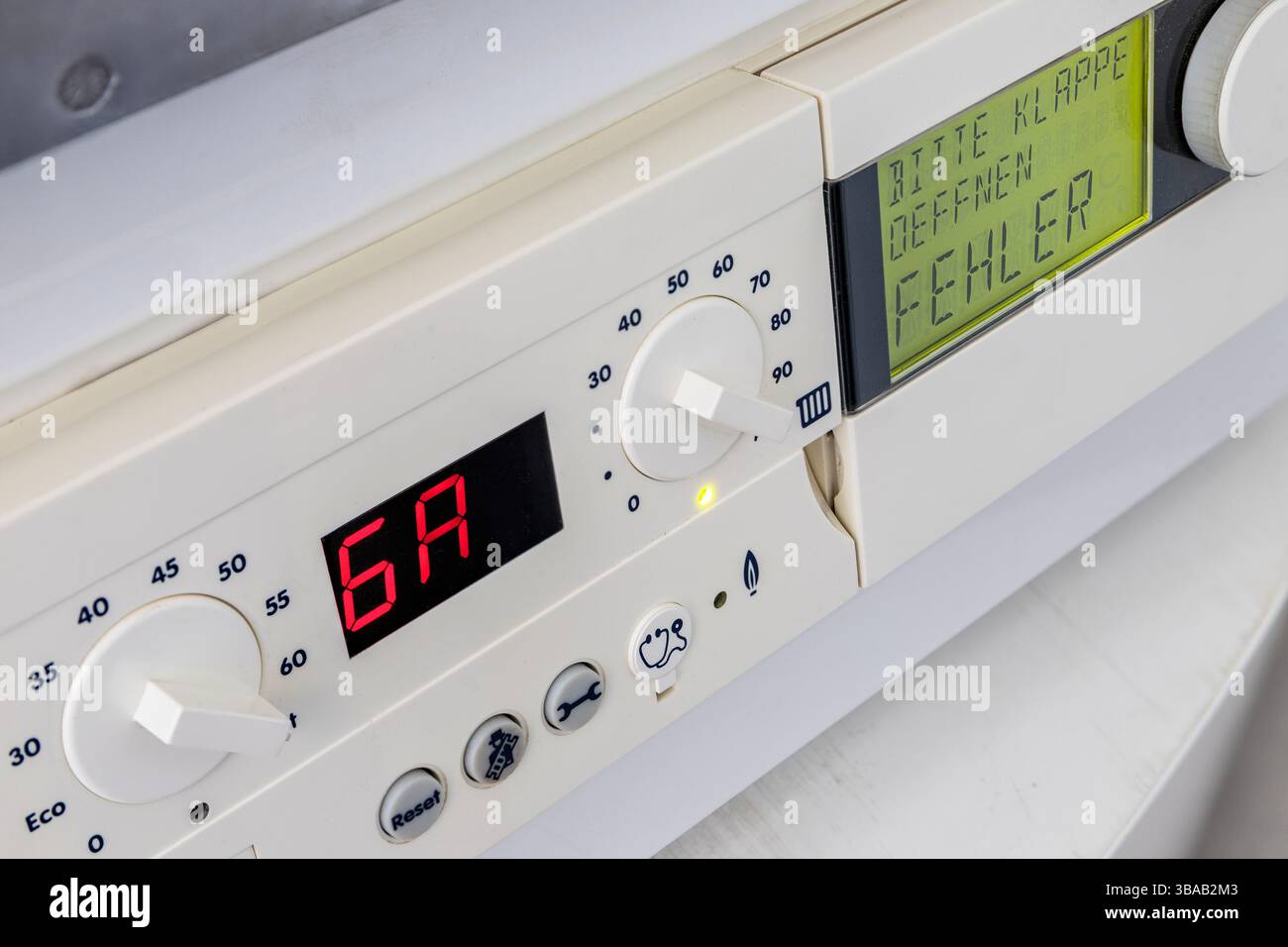 Deutsche Fehlermeldung an der Steuereinheit eines Brennwertgaskessels Stockfoto