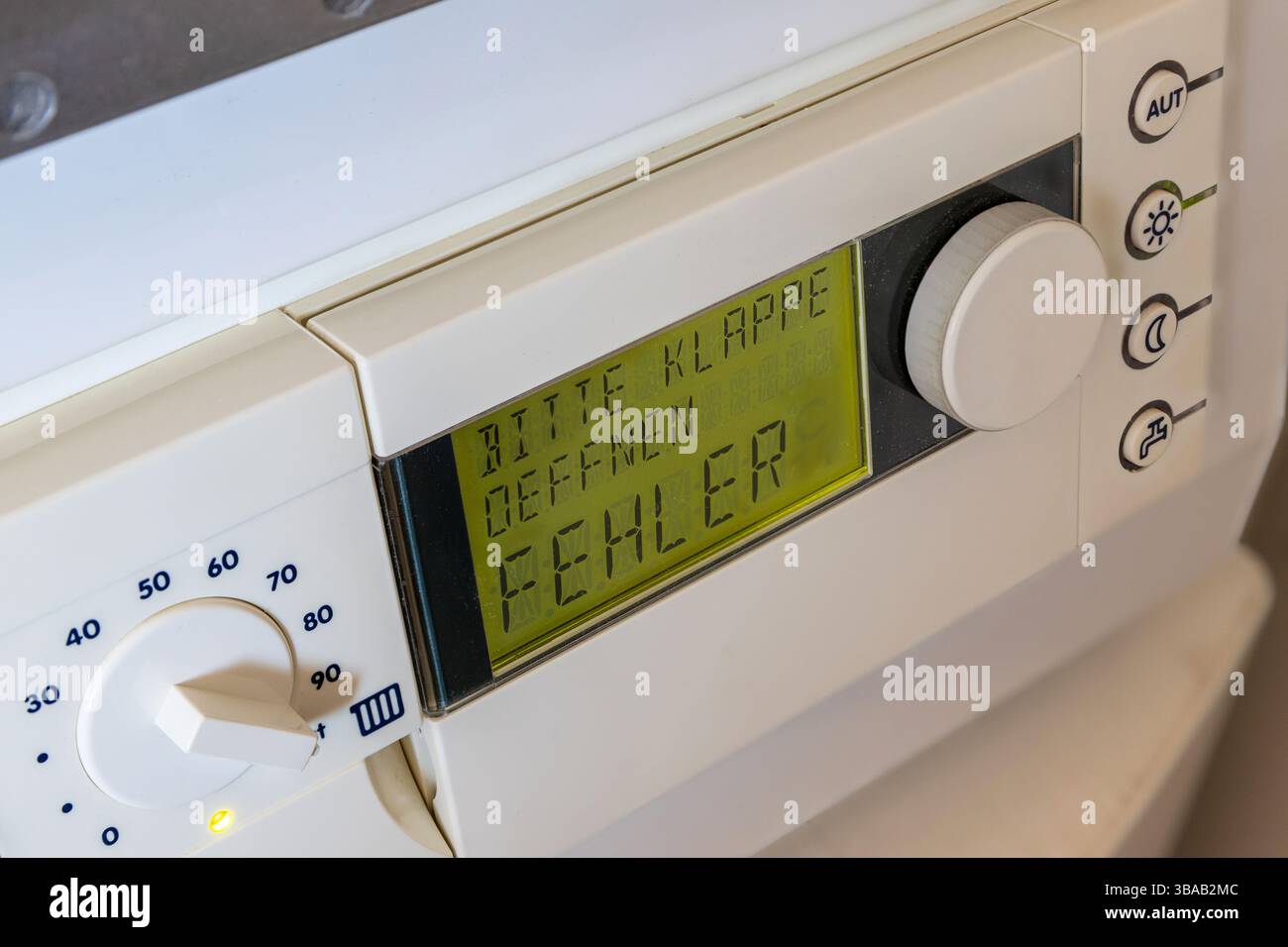 Deutsche Fehlermeldung an der Steuereinheit eines Brennwertgaskessels Stockfoto
