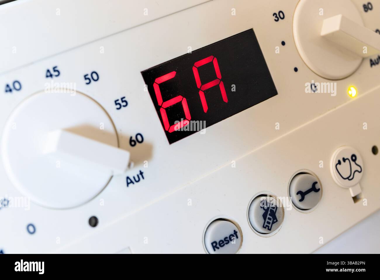 Fehlercode an der Steuereinheit eines Brennwertgaskessels Stockfoto