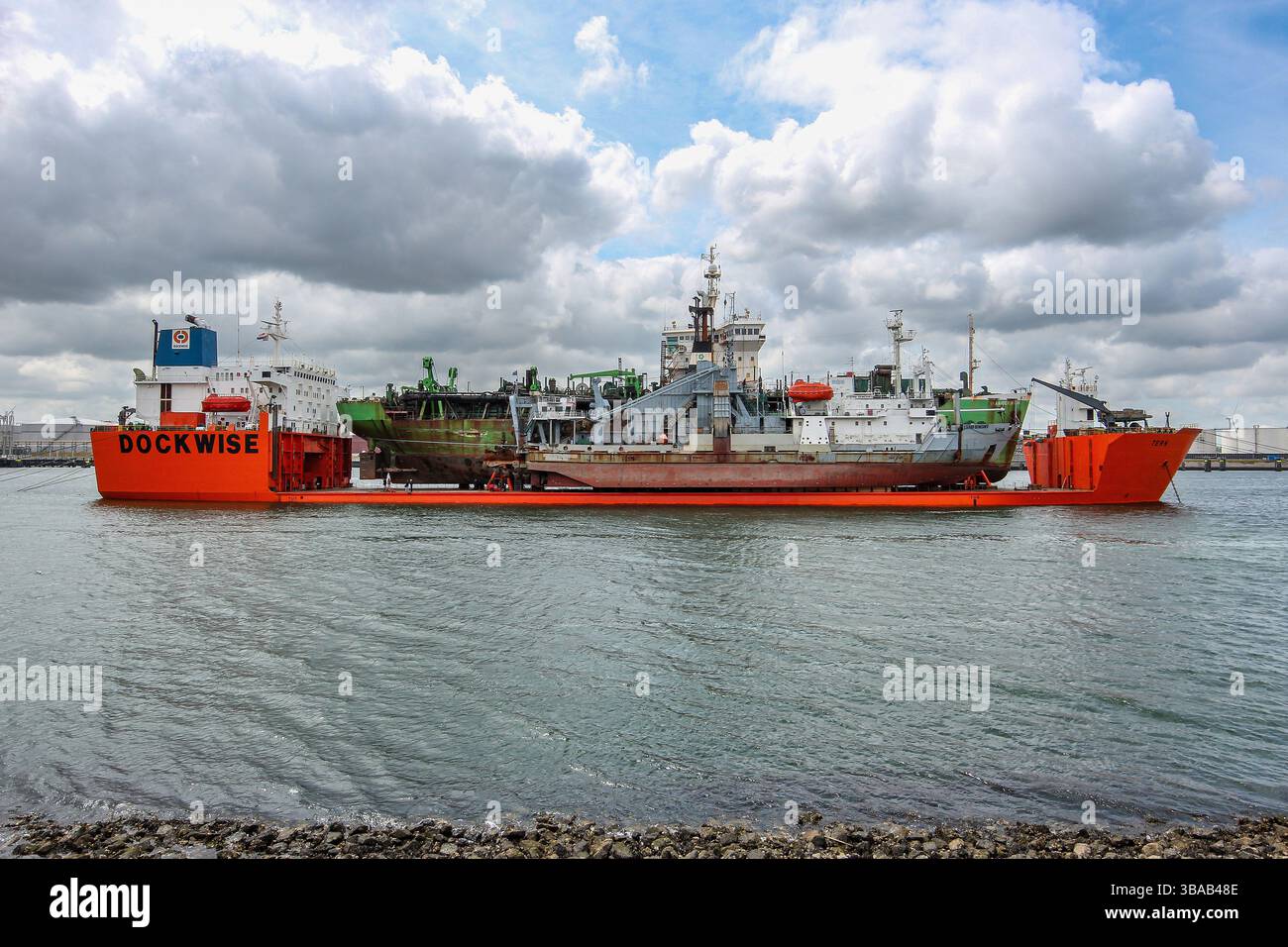 Halbtauchbares Frachtschiff Tern im Hafen von Rotterdam, Niederlande Stockfoto