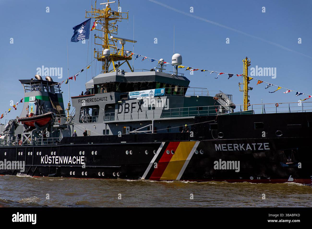 Berlin, Deutschland. Mai 2025. Das deutsche Fischereischutzschiff Meerkatze wird am Montag, 12. Mai 2025 in Hamburg gesichtet. Das vom Bundesamt für Landwirtschaft und Ernährung betriebene Schiff patrouilliert die Nord- und Ostsee, um die Fischereivorschriften innerhalb der ausschließlichen Wirtschaftszone Deutschlands durchzusetzen. (Foto: Michael Kuenne/PRESSCOV/SIPA USA) Credit: SIPA USA/Alamy Live News Stockfoto