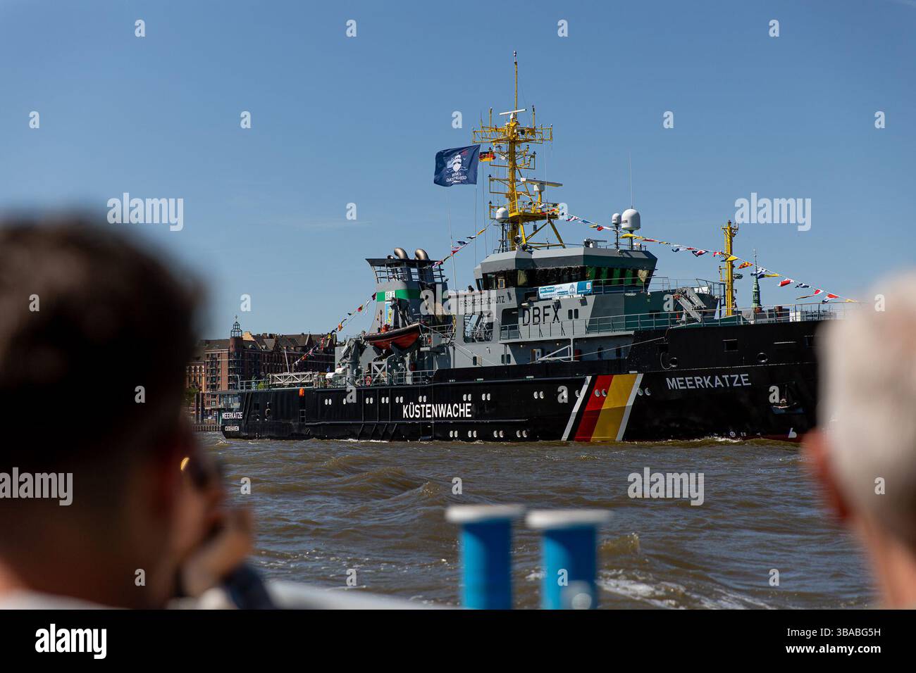 Berlin, Hamburg, Deutschland. Mai 2025. Das deutsche Fischereischutzschiff Meerkatze wird am Montag, 12. Mai 2025 in Hamburg gesichtet. Das vom Bundesamt für Landwirtschaft und Ernährung betriebene Schiff patrouilliert die Nord- und Ostsee, um die Fischereivorschriften innerhalb der ausschließlichen Wirtschaftszone Deutschlands durchzusetzen. (Kreditbild: © Michael Kuenne/PRESSCOV via ZUMA Press Wire) NUR REDAKTIONELLE VERWENDUNG! Nicht für kommerzielle ZWECKE! Stockfoto