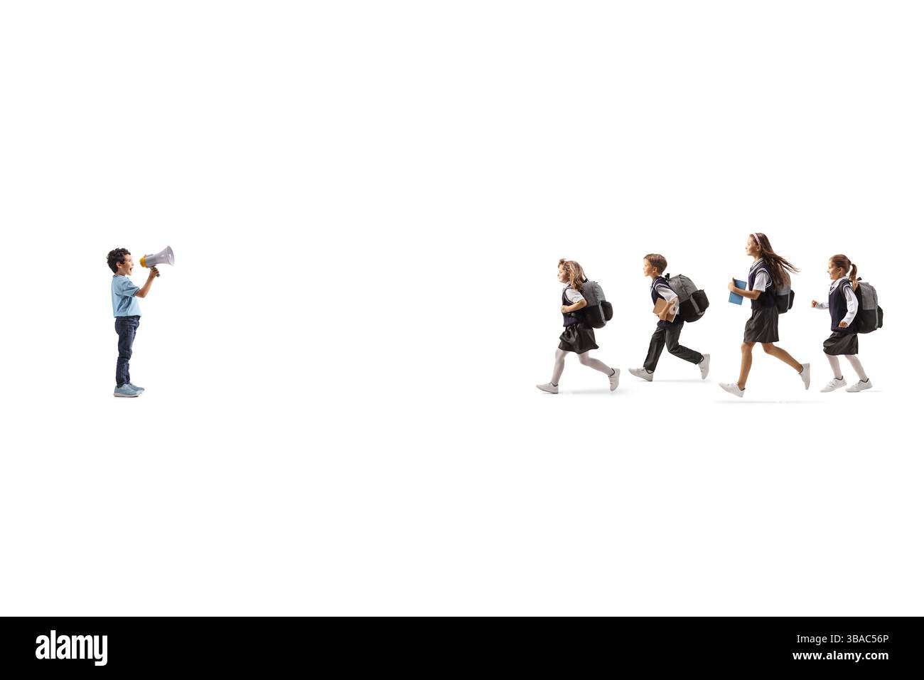 Gruppe von Schulkindern, die auf einen Jungen mit einem Megaphon auf weißem Hintergrund zulaufen Stockfoto