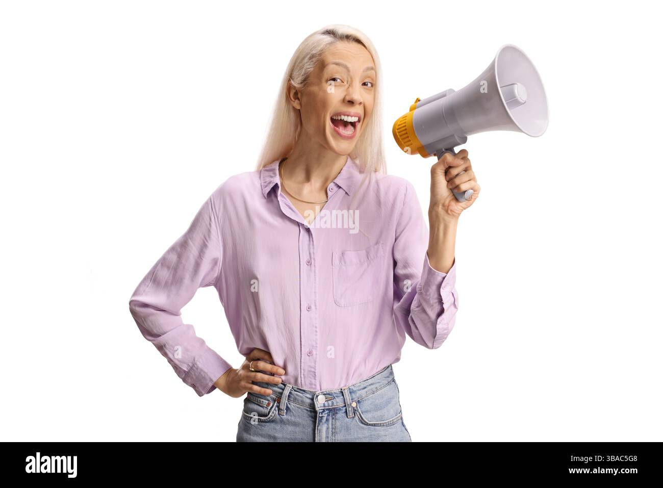 Frau lächelt und hält ein Megaphon isoliert auf weißem Hintergrund Stockfoto