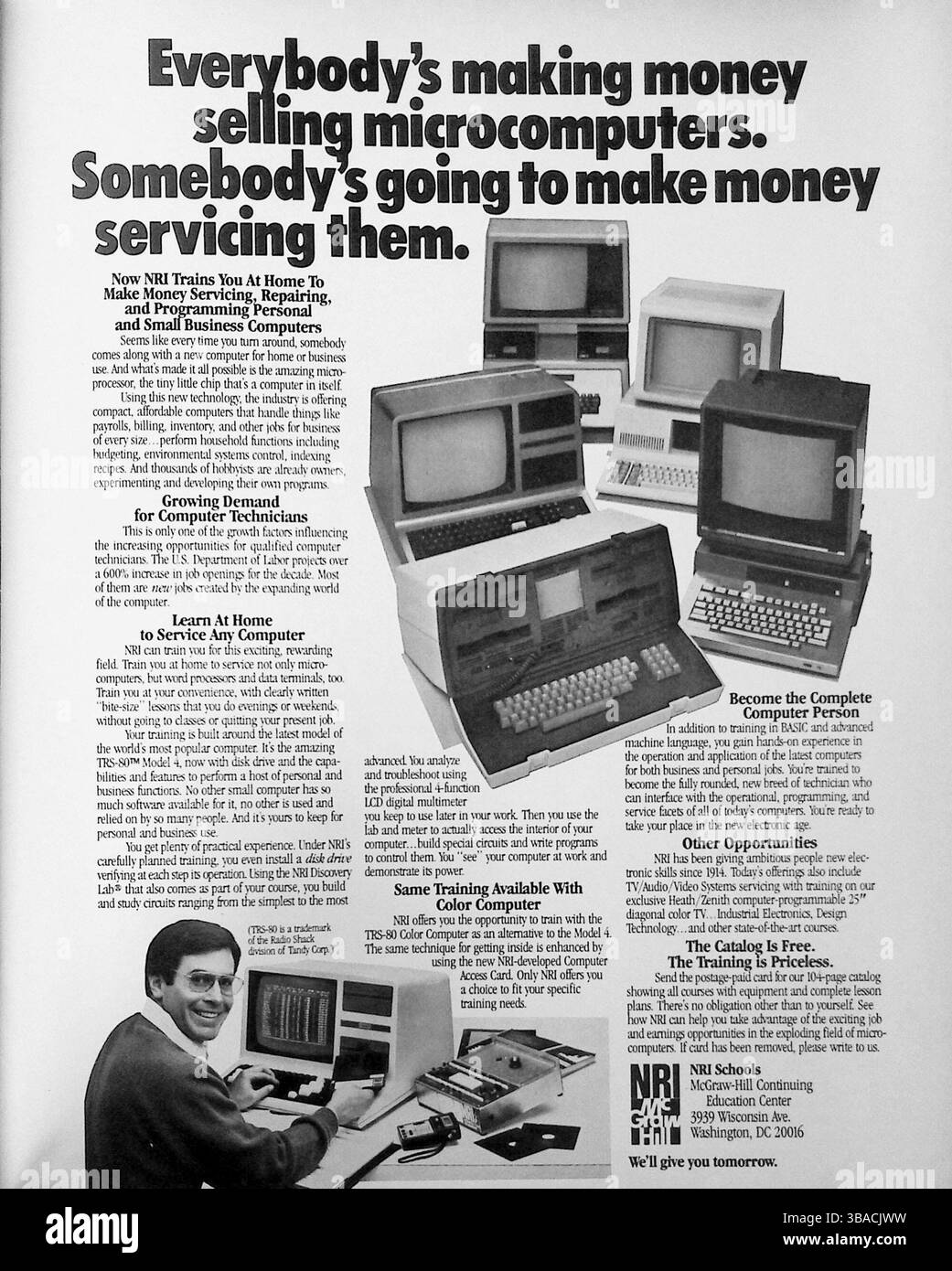 1984 Werbung für die NRI-Schulen zur Förderung der häuslichen Ausbildung in den Bereichen Wartung, Reparatur und Programmierung von Mikrocomputern. Verfügt über verschiedene Vintage-Computer und betont das Ertragspotenzial im wachsenden Technologiebereich. Klassisches Retro-Tech-Bildungsmarketing für angehende Computertechniker. Stockfoto