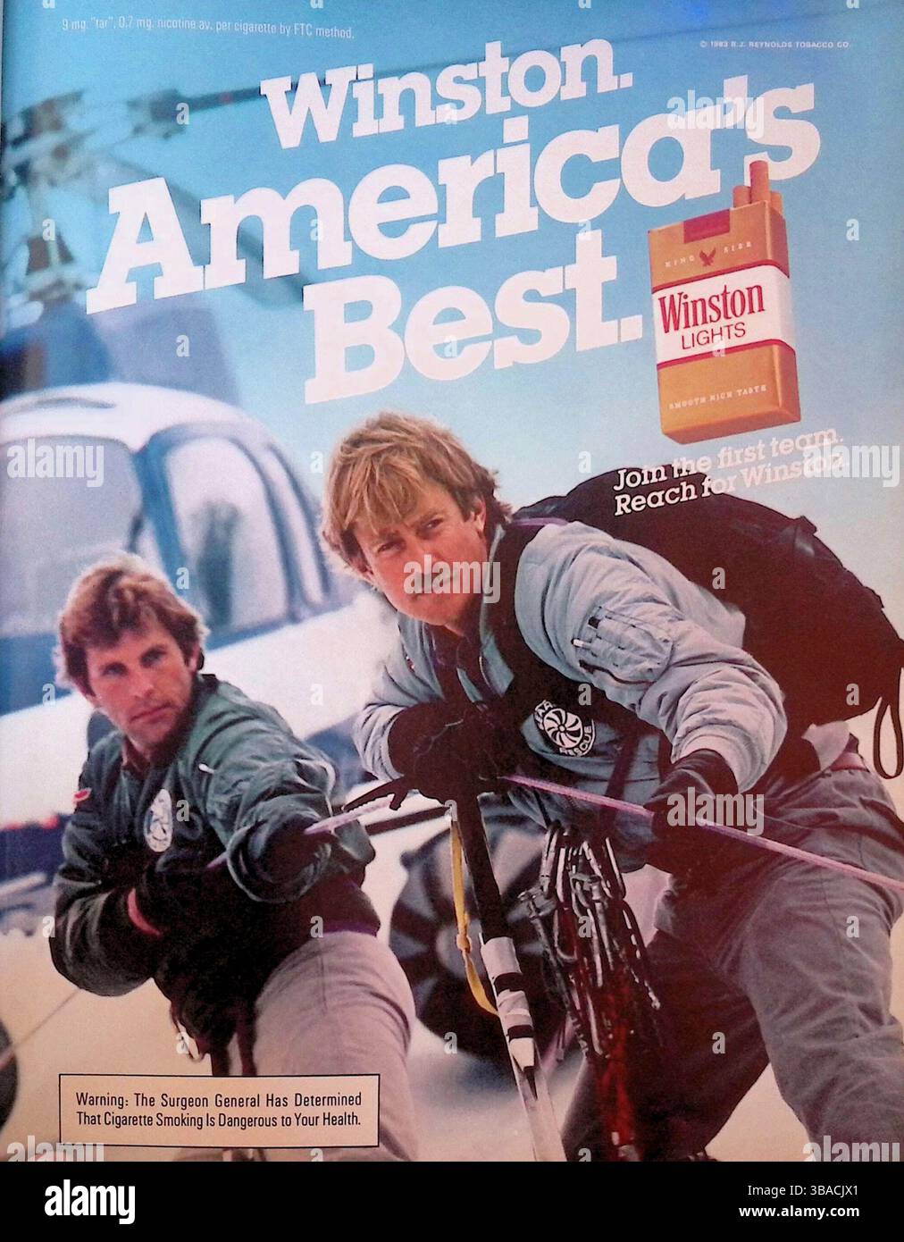 1984 Winston Lights Zigarettenwerbung mit zwei robusten Bergrettungsklettern in Winterausrüstung und einem Hubschrauber im Hintergrund. Wirbt die Marke als „Amerikas Bestes“ mit Themen wie Stärke, Teamwork und Abenteuer. Klassisches Tabakmarketing der 1980er Jahre mit auffälligen Grafiken und attraktivem Outdoor-Lifestyle. Stockfoto