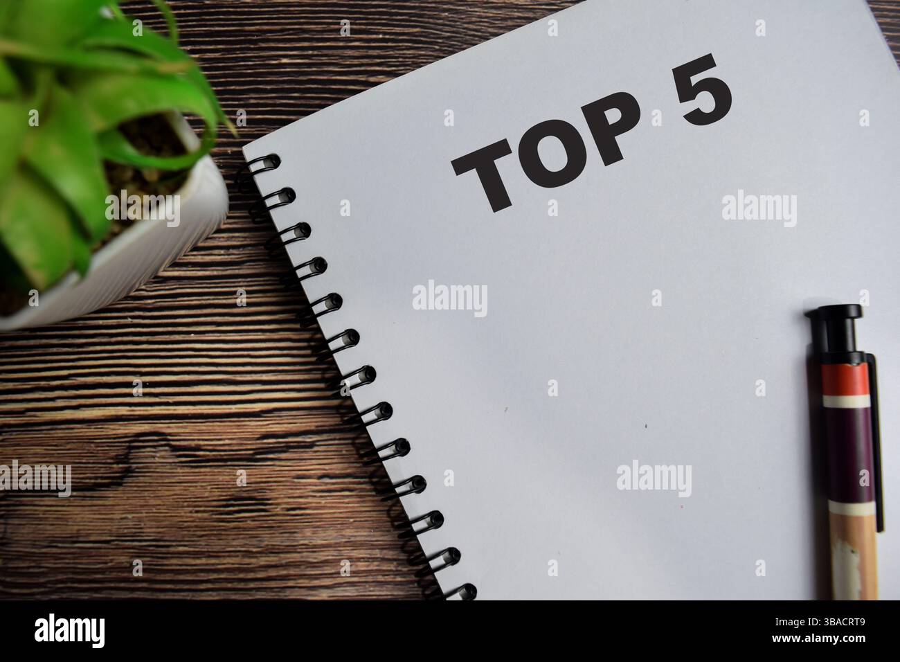 Konzept der TOP 5 im Buch isoliert auf Holztisch. Stockfoto