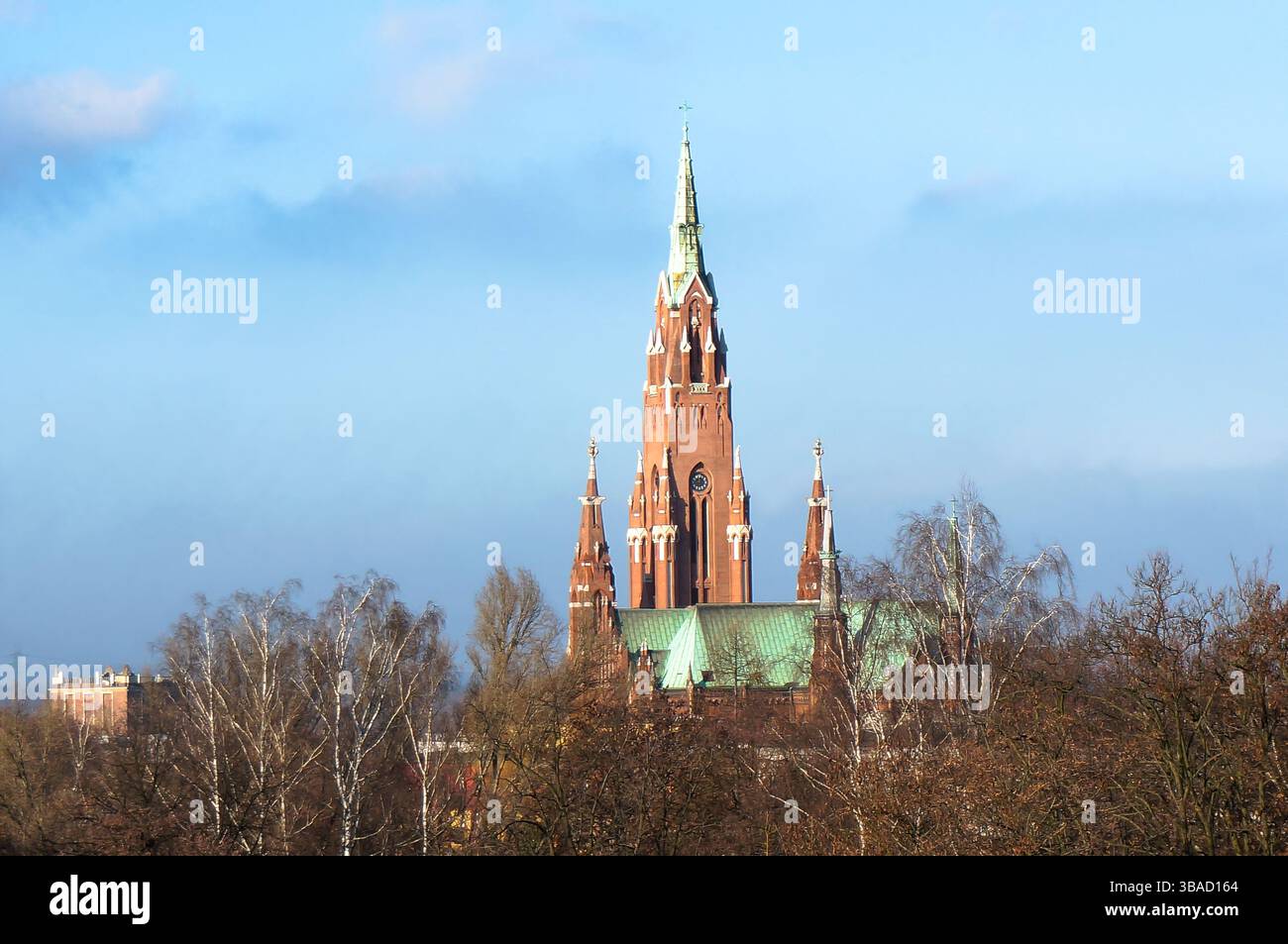 Basilika der Heiligen Jungfrau Maria der Engel (Bazylika Najświętszej Maryi Panny Anielskiej), Blick aus der Ferne. Dąbrowa Górnicza, Polen Stockfoto