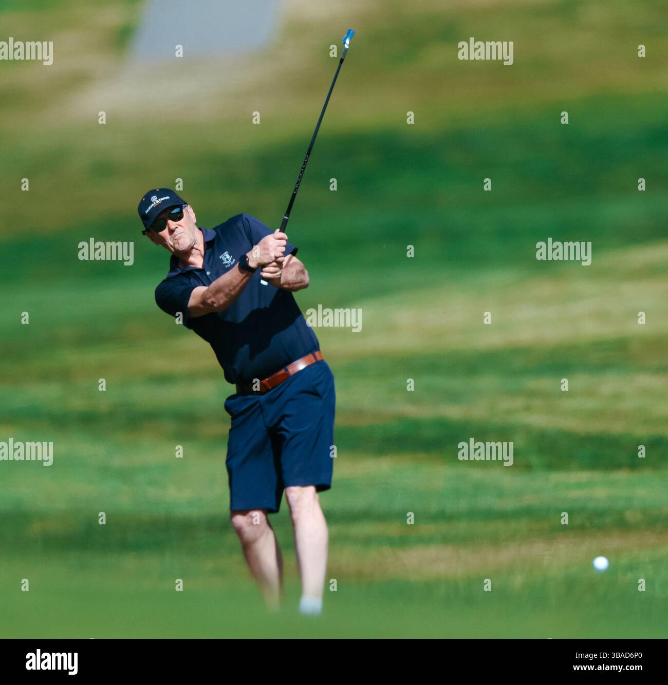 Golfspieler, der auf dem Fairway schießen kann Stockfoto
