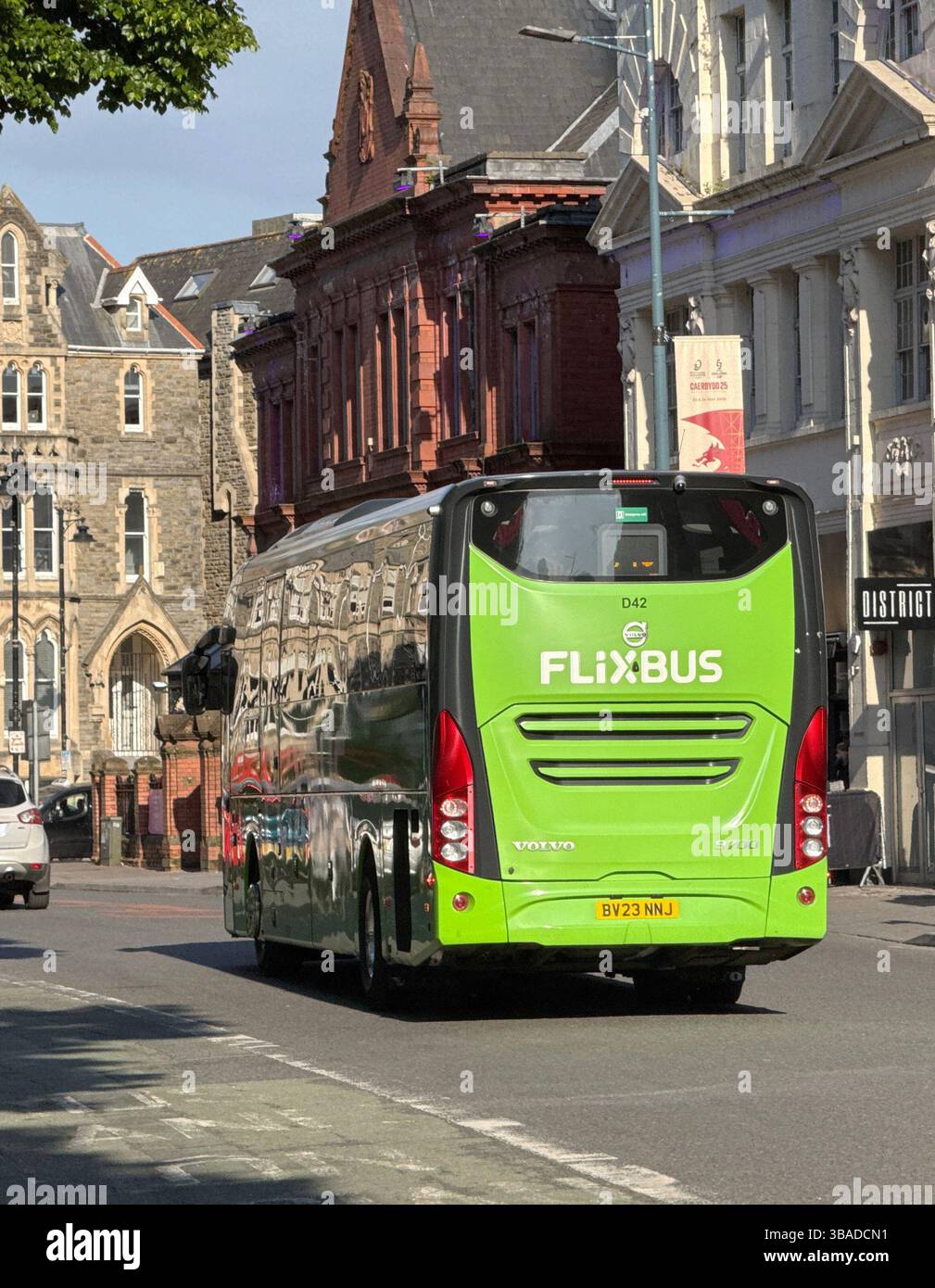 Cardiff, Wales, Vereinigtes Königreich - 9. Mai 2025: Express-Bus, betrieben von der preisgünstigen Reisebusgesellschaft Flixbus, fährt auf einer Straße im Stadtzentrum von Cardiff - Smartphone-aufgenommenes Stockfoto