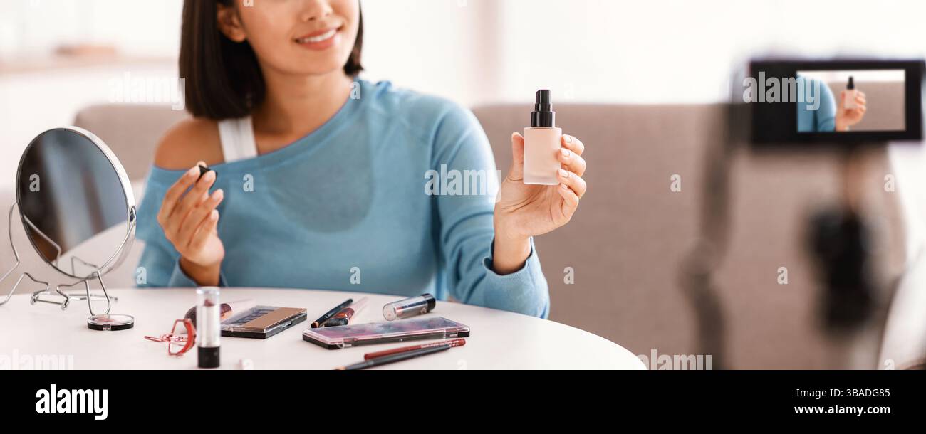 Asiatische Frau Aufnahme Ihre Schönheit Blog, Zeigt Stiftung Stockfoto