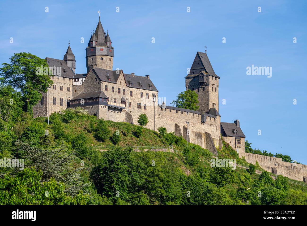 Altena, am Fluss Lenne, oberhalb die Burg Altena, mit der weltweit ersten Jugendherberge, Märkischer Kreis, Kleinstadt im Sauerland, NRW, Deutschland, Burg Altena *** Altena, an der Lenne, oberhalb der Burg Altena, mit der weltweit ersten Jugendherberge, Märkischer Kreis, Kleinstadt im Sauerland, NRW, Deutschland, Schloss Altena Stockfoto