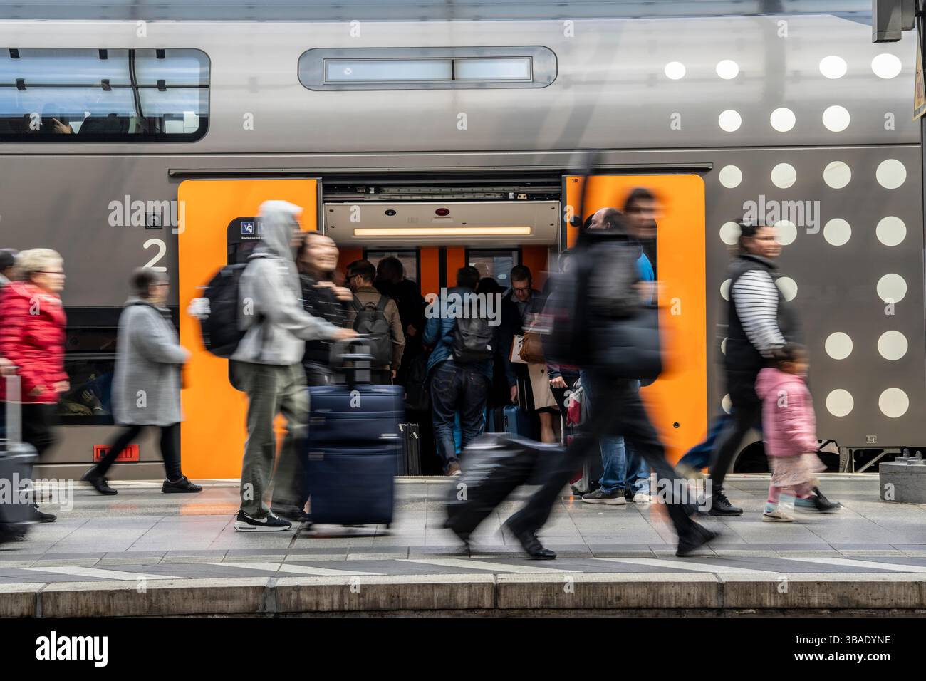 Kölner Hauptbahnhof, Regionalexpress, RRX, Rhein-Ruhr-Express, Fahrgäste auf dem Bahnsteig, NRW, Deutschland Stockfoto