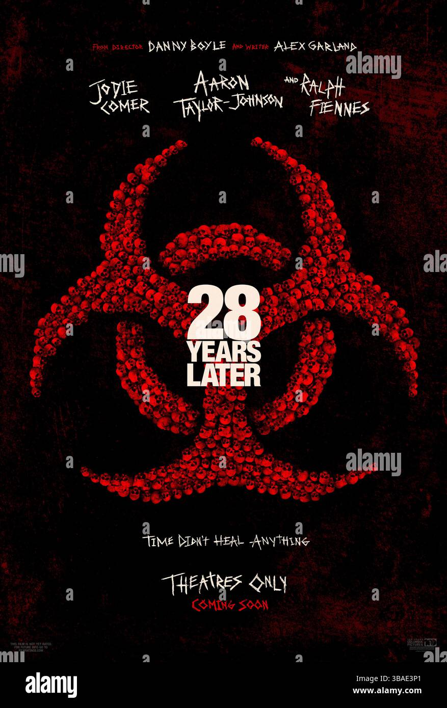 28 Years Later (2025) von Danny Boyle mit Jodie Comer, Aaron Taylor-Johnson und Ralph Fiennes. Ein postapokalyptischer Horrorfilm, der die Entwicklung eines verheerenden Virus über drei verschiedene Zeiträume - 28 Tage, 28 Wochen und 28 Jahre - verfolgt. NUR ZUR REDAKTIONELLEN VERWENDUNG des US-Advance-Posters. Quelle: BFA/Sony Pictures Stockfoto