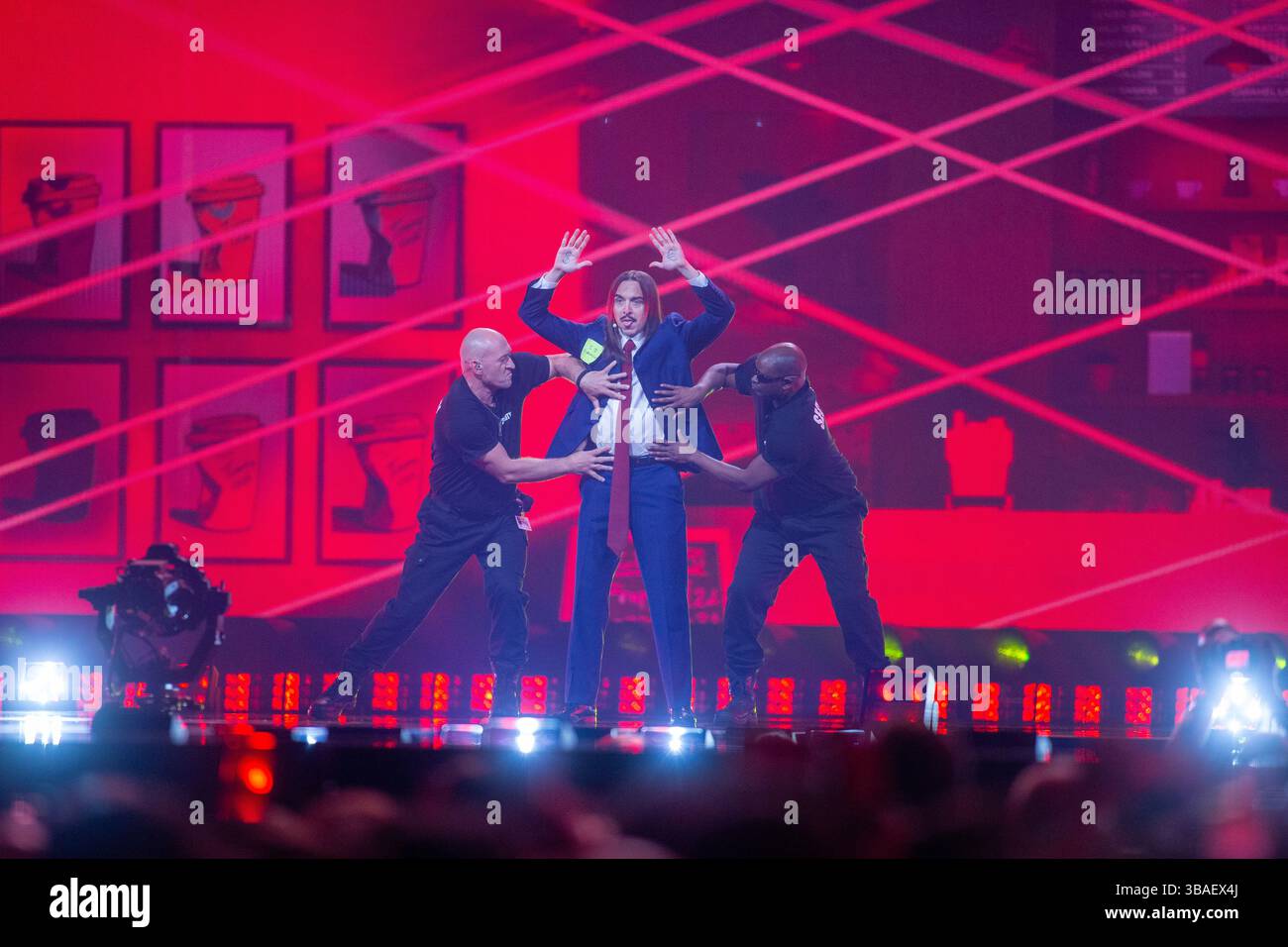 Basel, Schweiz. Mai 2025. Tommy Cash aus Estland während des Eurovision Song Contest 2025, zweite Dress-Proben in St. Jakobshalle am 12. Mai 2025 in Basel Schweiz. Quelle: Nderim Kaceli/Alamy Live News Stockfoto