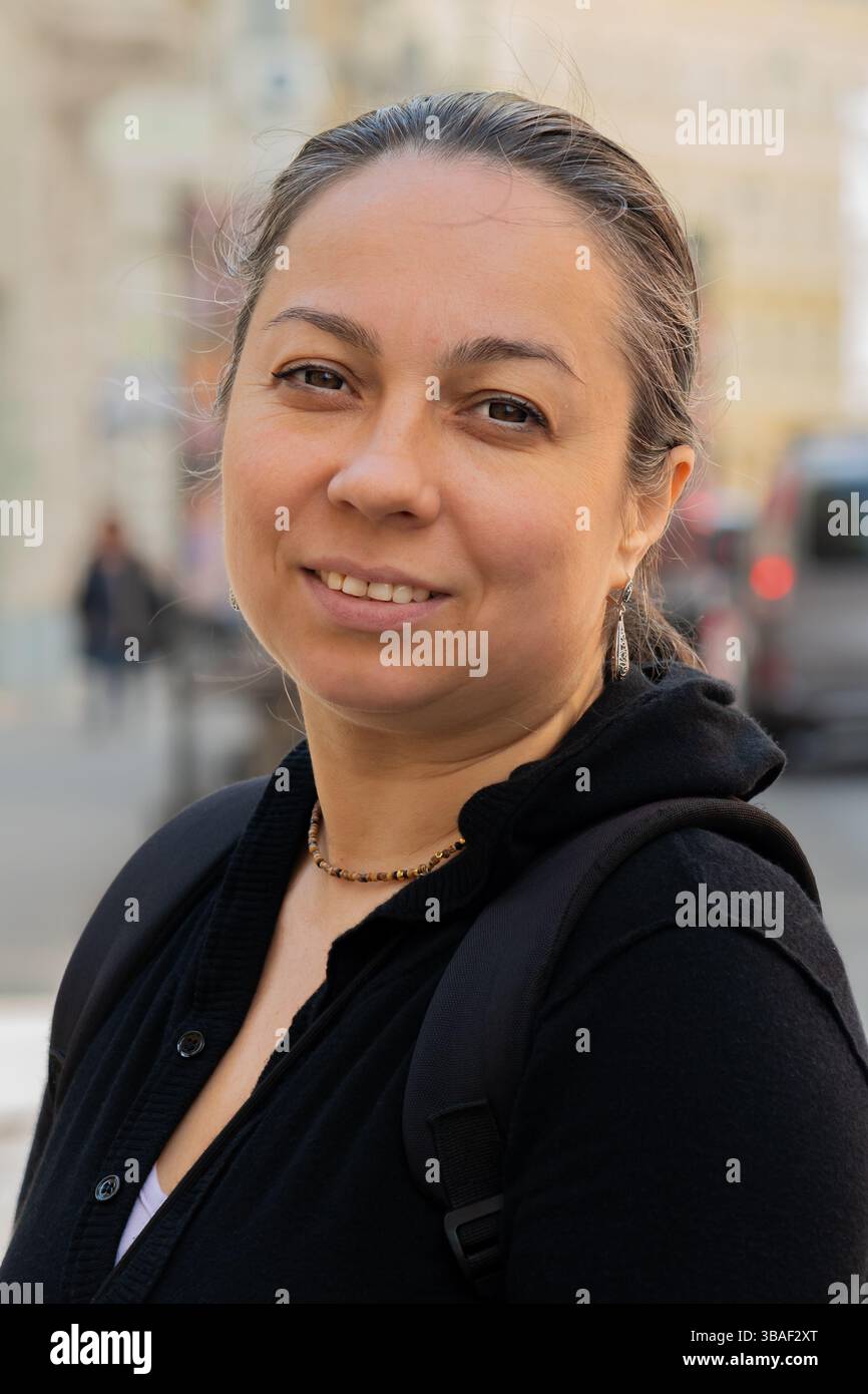 Porträt einer selbstbewussten 40-45-jährigen Frau vor dem Hintergrund einer europäischen Stadt Stockfoto