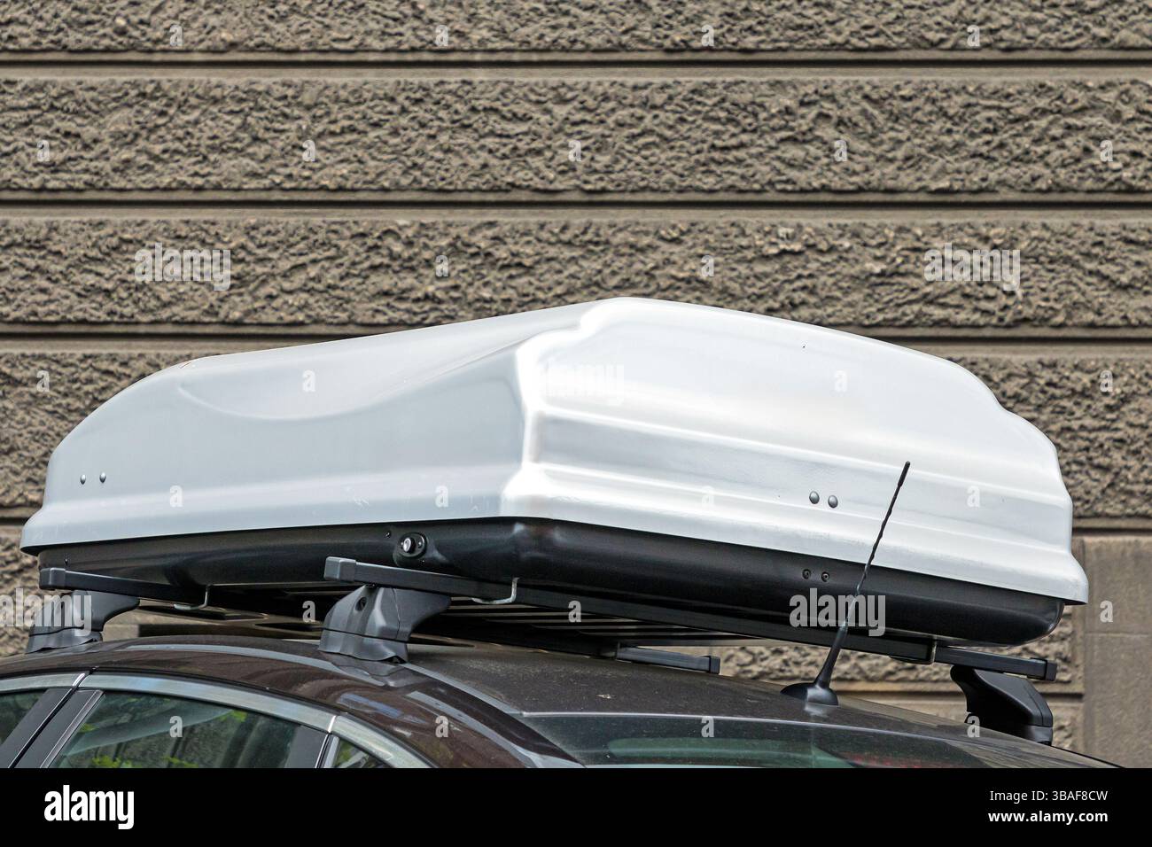 Lagerung von Kunststoffbehältern auf einem Autodach Stockfoto