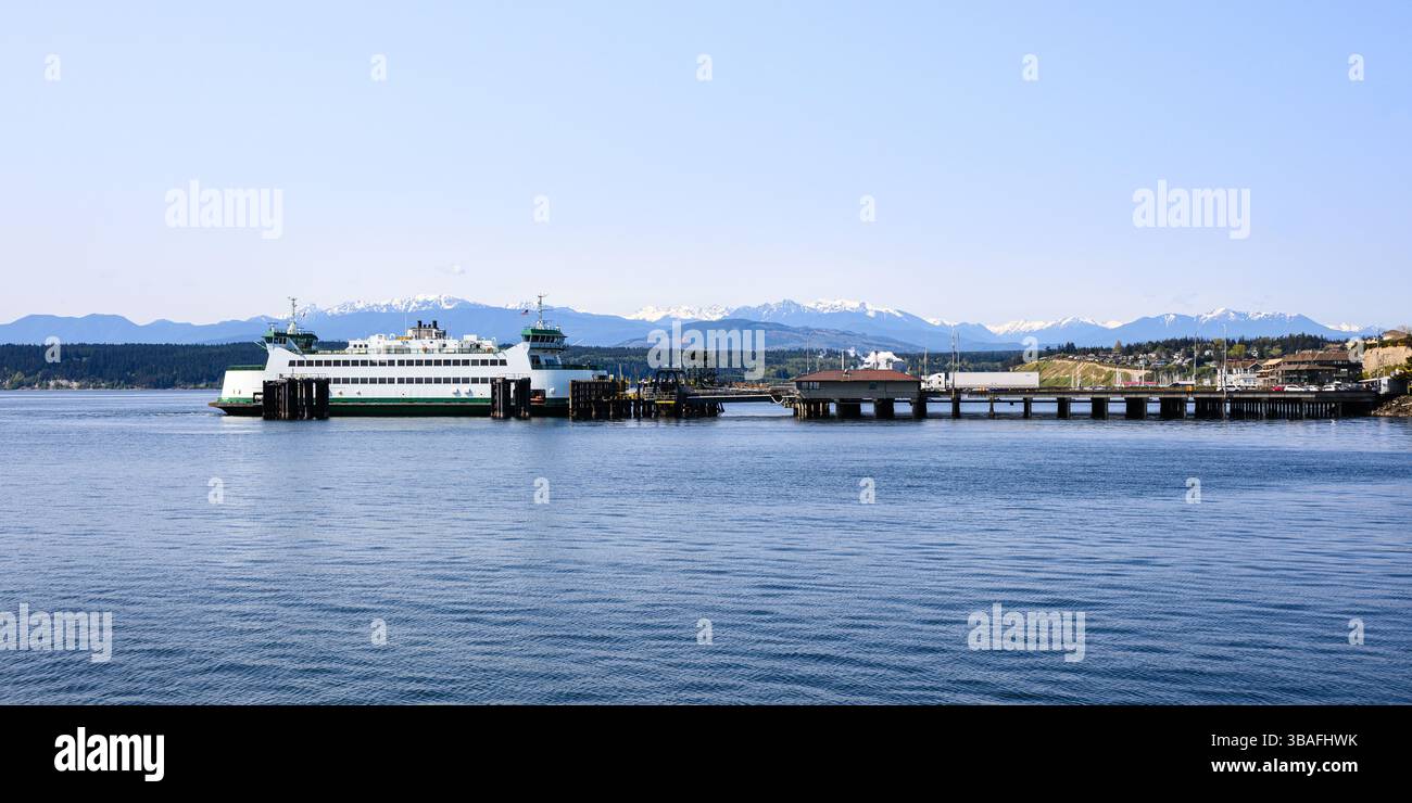 Port Townsend, WA, USA - 23. April 2025 - Panoramablick auf Port Townsend Dock mit Autofähre Kennewick und Olympic Mountains Stockfoto