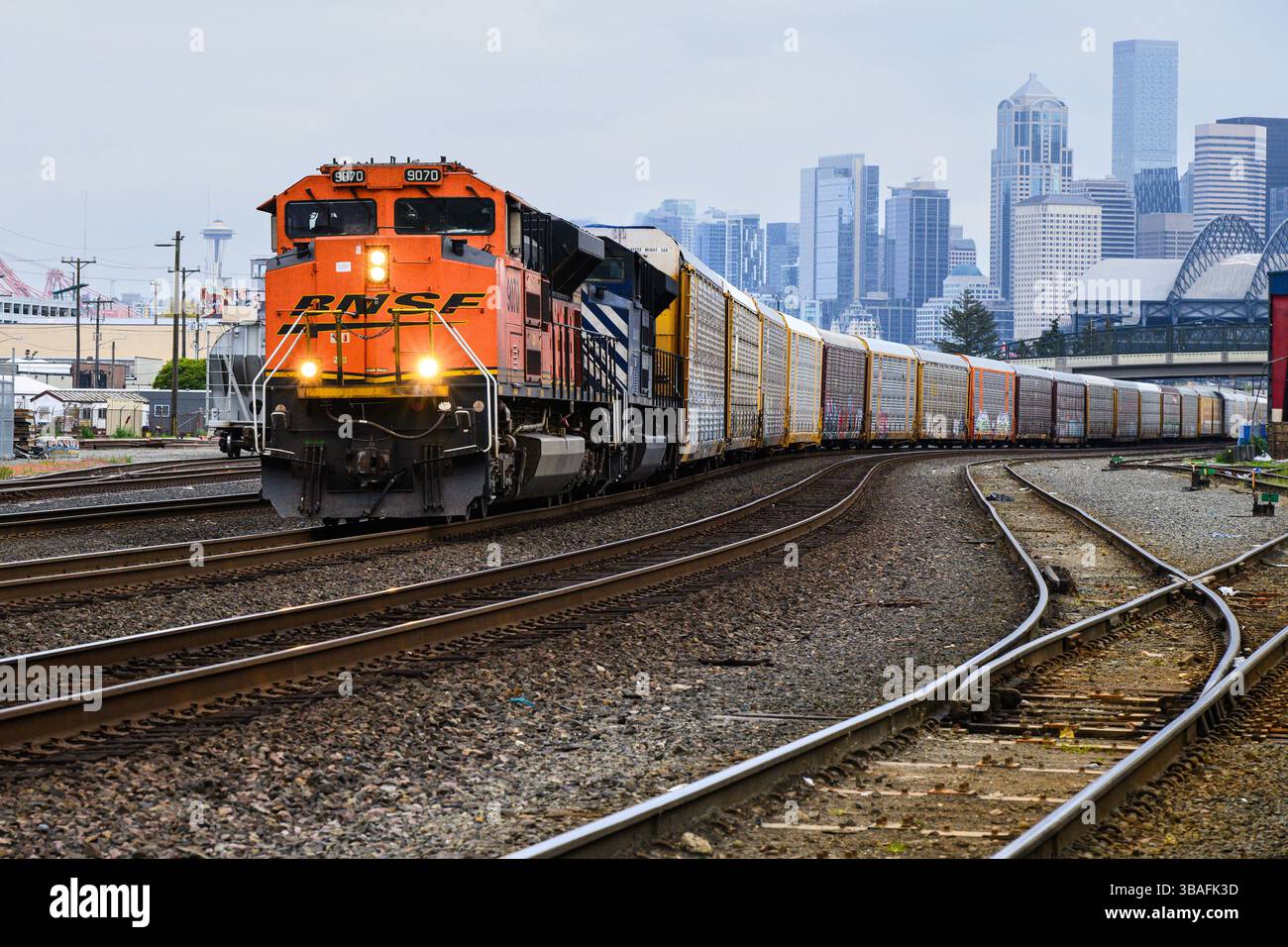 Seattle - 27. April 2025; BNSF-Autoträger-Auto-Rack-Güterzug von Seattle Stockfoto