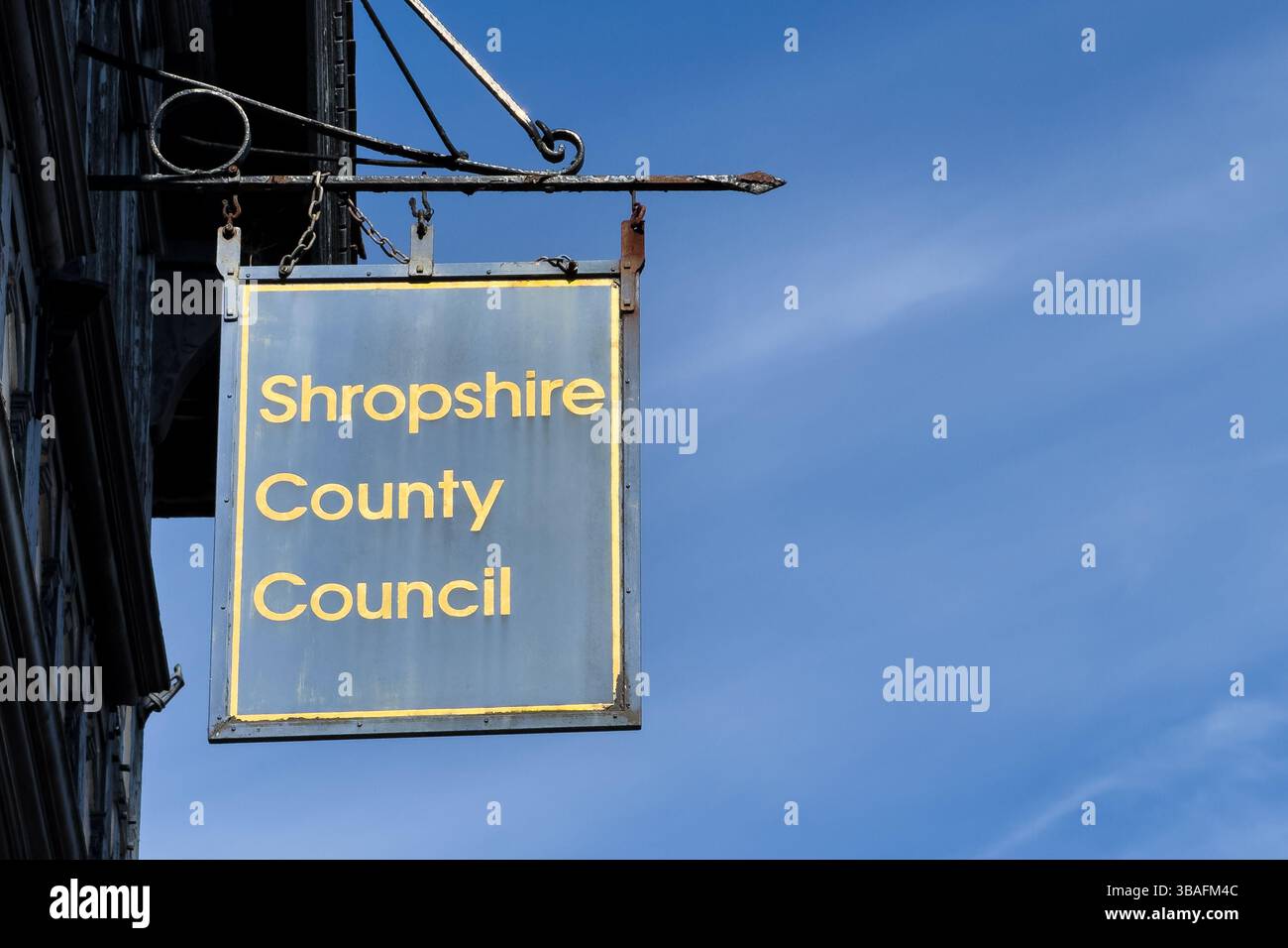 Hängendes Schild für Shropshire County Council im englischen Stadtzentrum Stockfoto