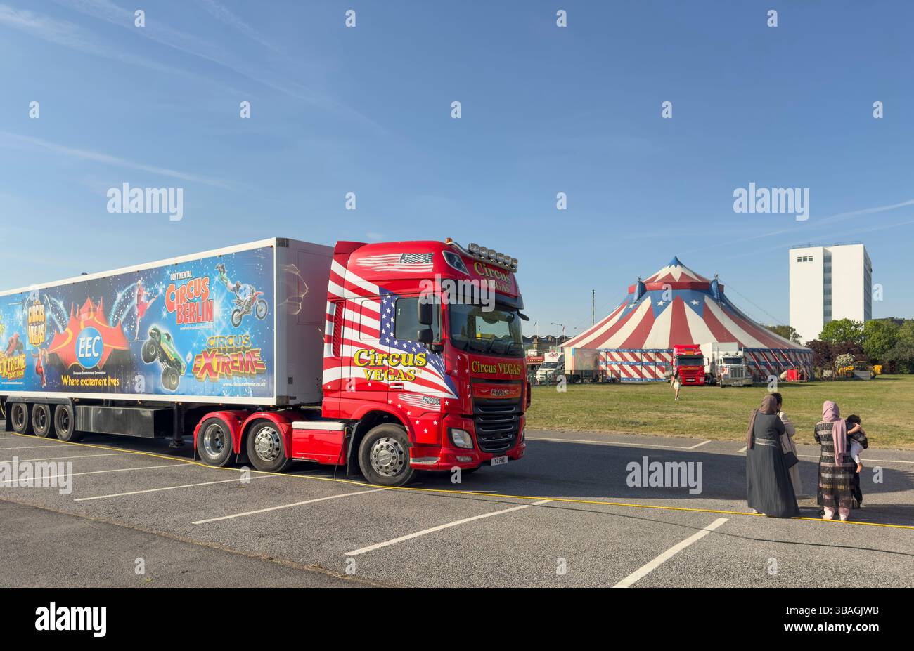 Southampton England Großbritannien. 10.05.2025. Zirkus kommt nach Mayflower Park Southampton, Südengland, mit großem Toilettenwagen und der Bieterspitze. Stockfoto