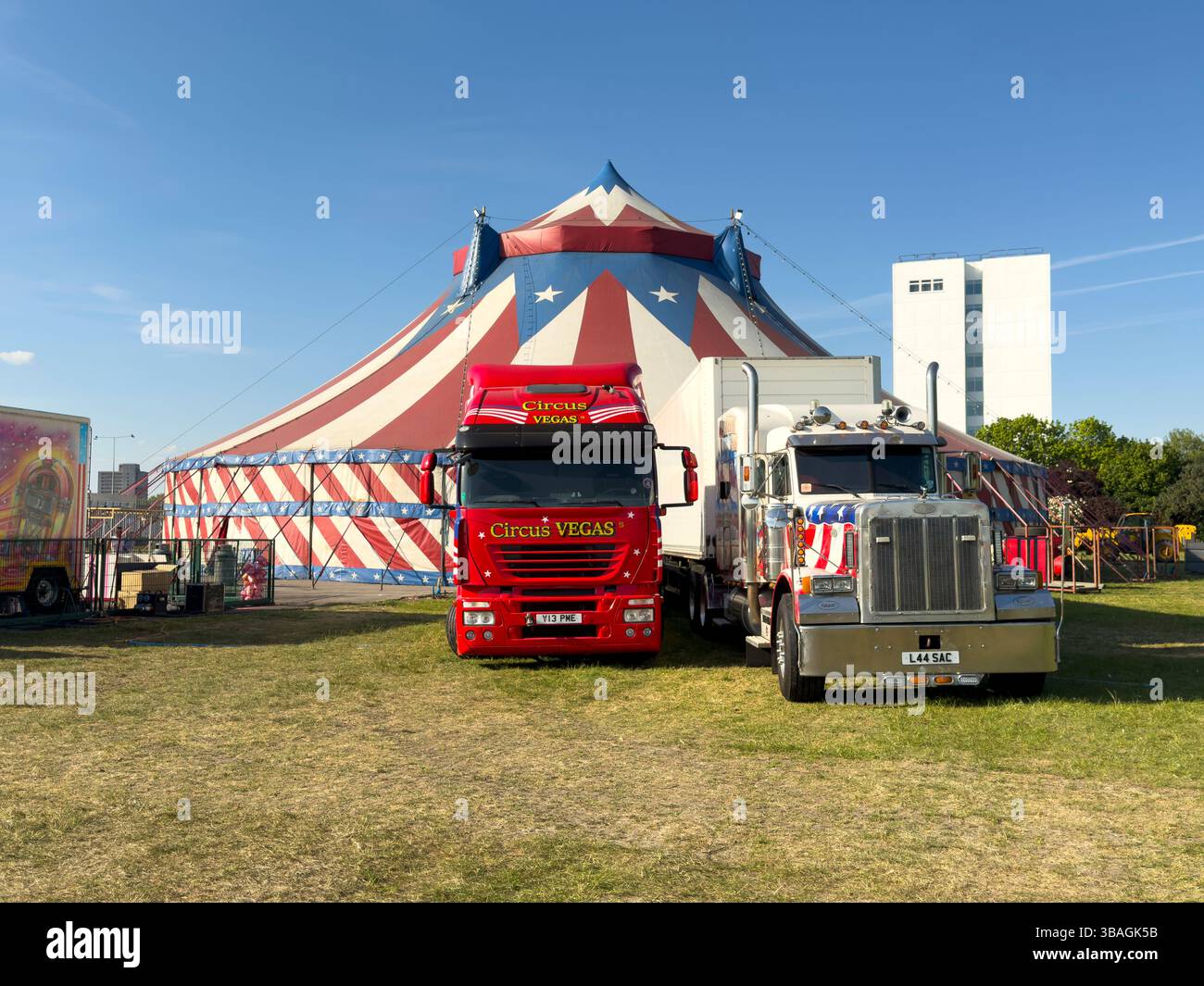 Southampton England Großbritannien. 10.05.2025. Zirkus kommt nach Southampton, Südengland mit großen Lastwagen und der Bieterspitze. Stockfoto