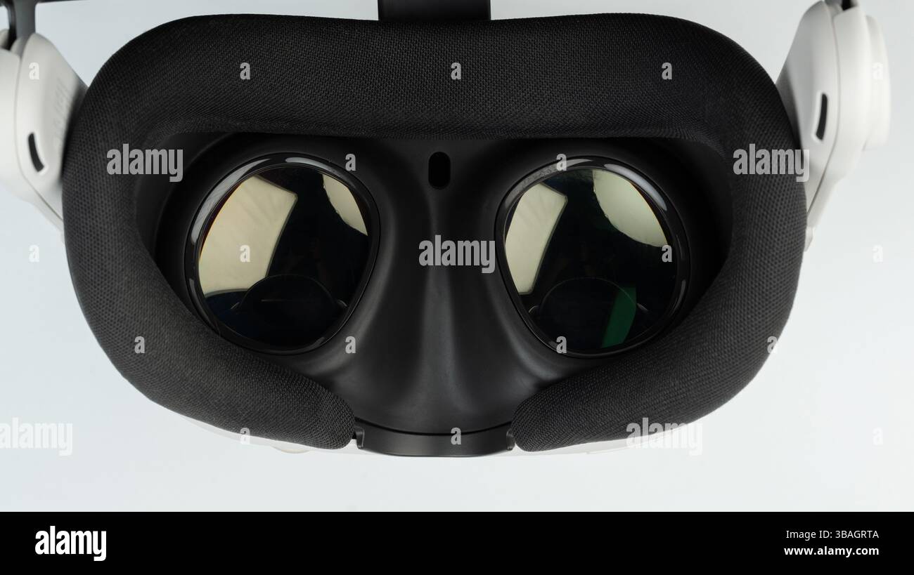 Das schlanke VR-Headset sitzt auf einer glatten Oberfläche und hebt seine großen Objektive und sein weiches Design hervor. Stockfoto