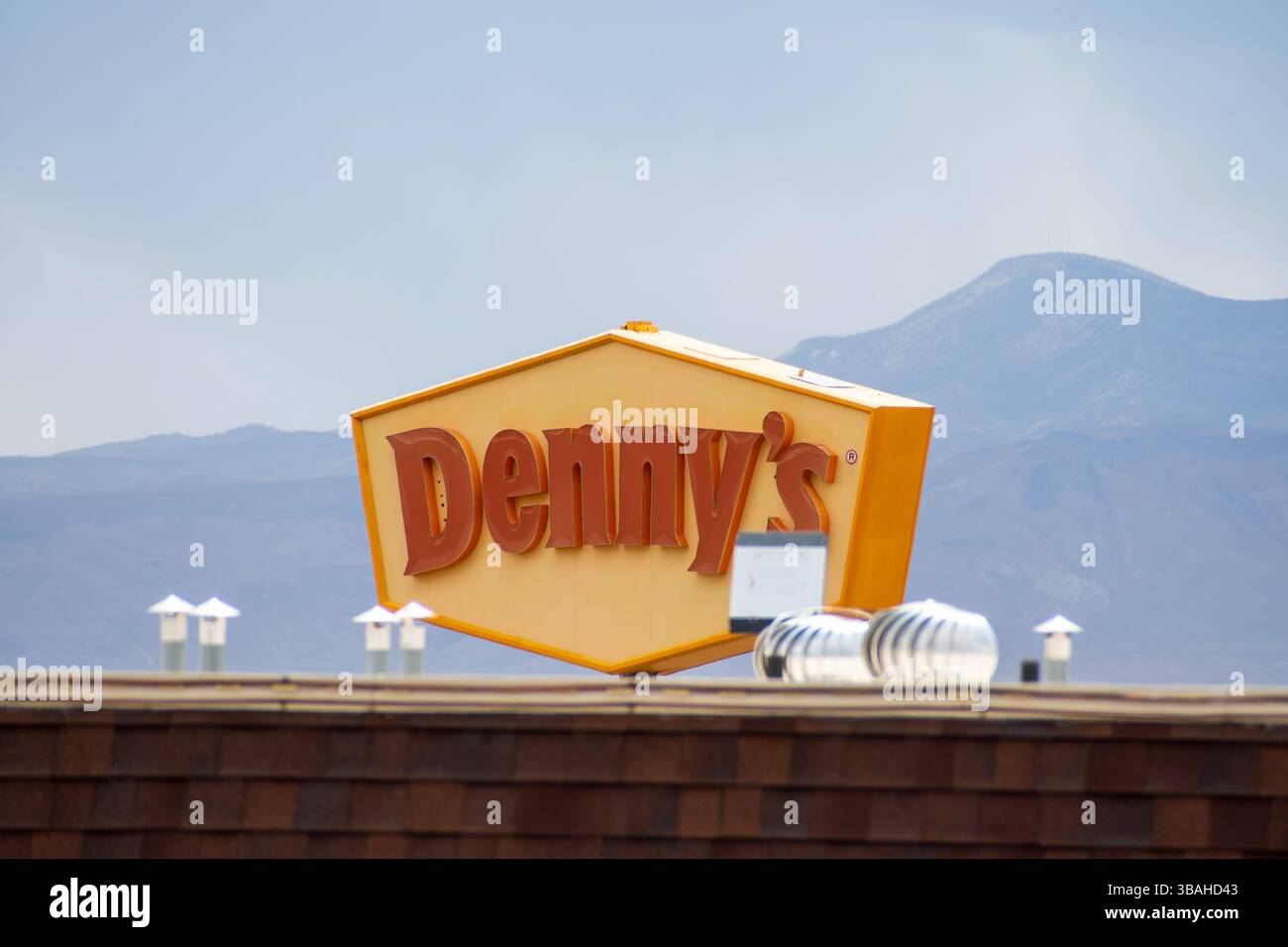 ST. GEORGE, UT, USA – 4. MAI 2025: Außenansicht eines Denny’s Restaurants in St. George, Utah. Denny's ist eine bekannte Restaurantkette im amerikanischen Diner-Stil. Stockfoto