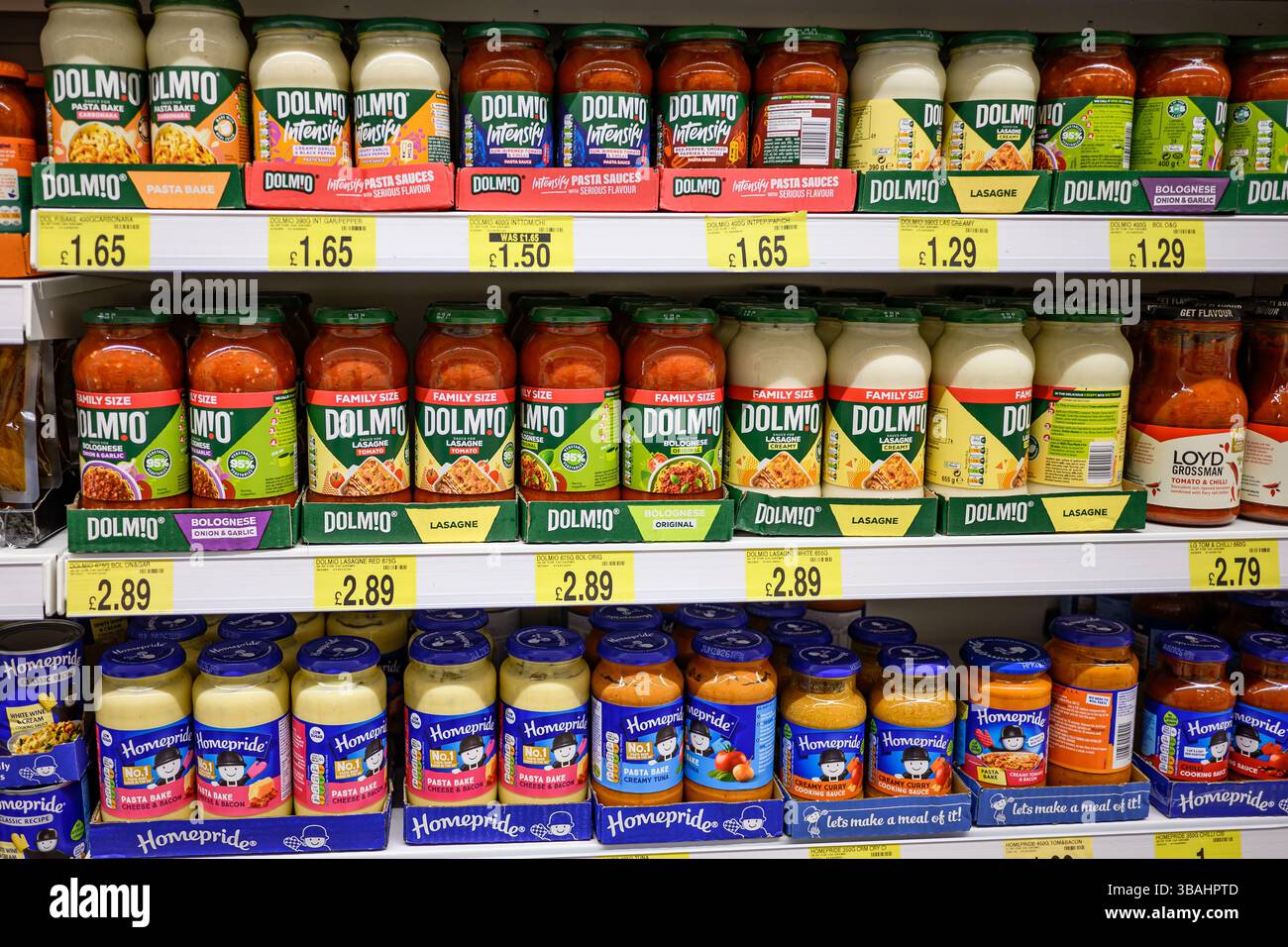 Verschiedene Marken von Nudelsaucen auf einem Regal – Wales, Großbritannien – 07. Mai 2025 Stockfoto