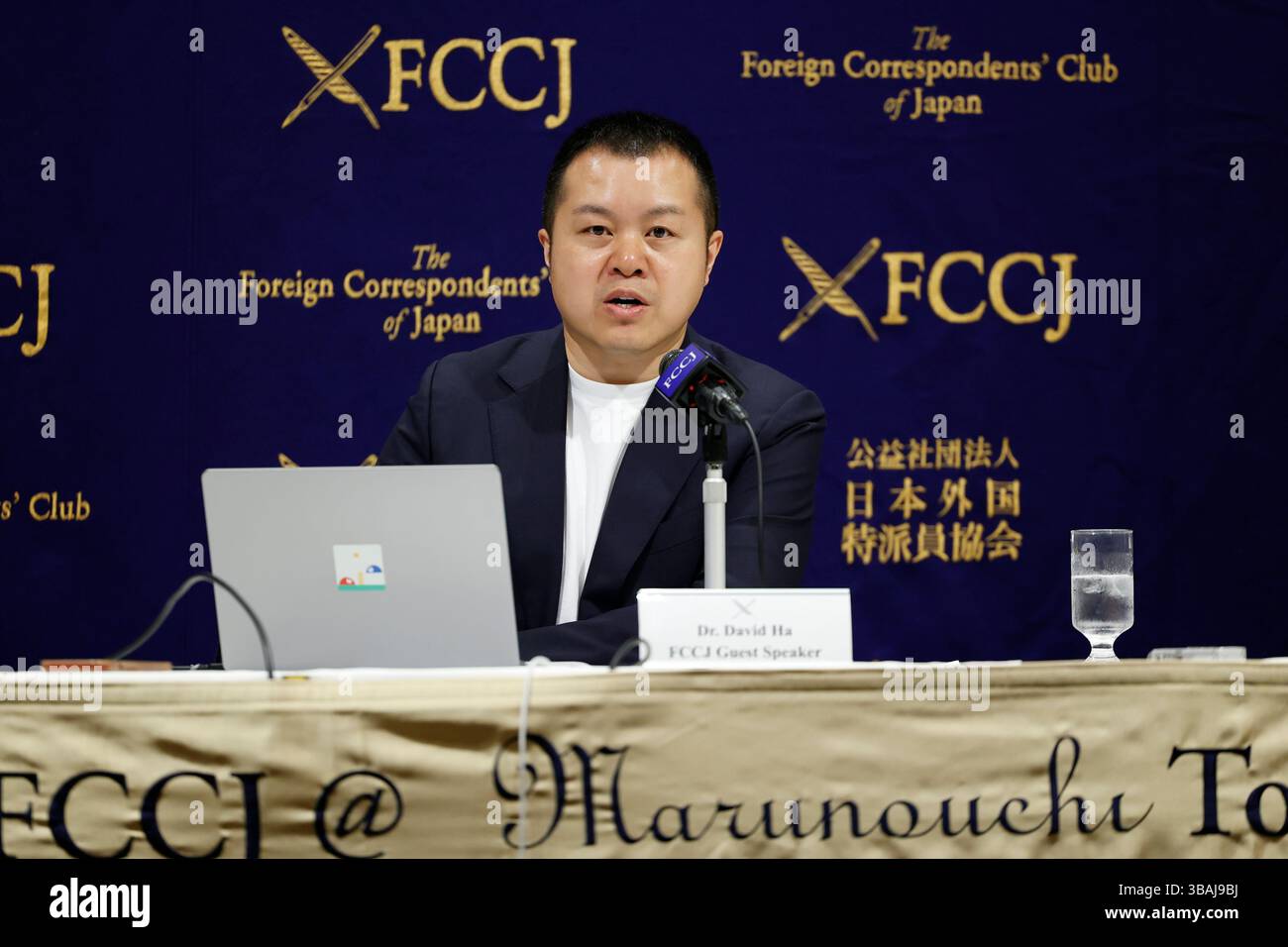Tokio, Japan. Mai 2025. David Ha CEO der Sakana AI Company spricht während einer Pressekonferenz im Foreign Correspondents' Club of Japan. CEO David Ha sprach über die Vision des Unternehmens, künstliche Intelligenz in Japan voranzutreiben. Sakana AI wurde 2023 gegründet und hat sich schnell zu einem wichtigen Akteur im japanischen KI-Ökosystem entwickelt. Quelle: ZUMA Press, Inc./Alamy Live News Stockfoto